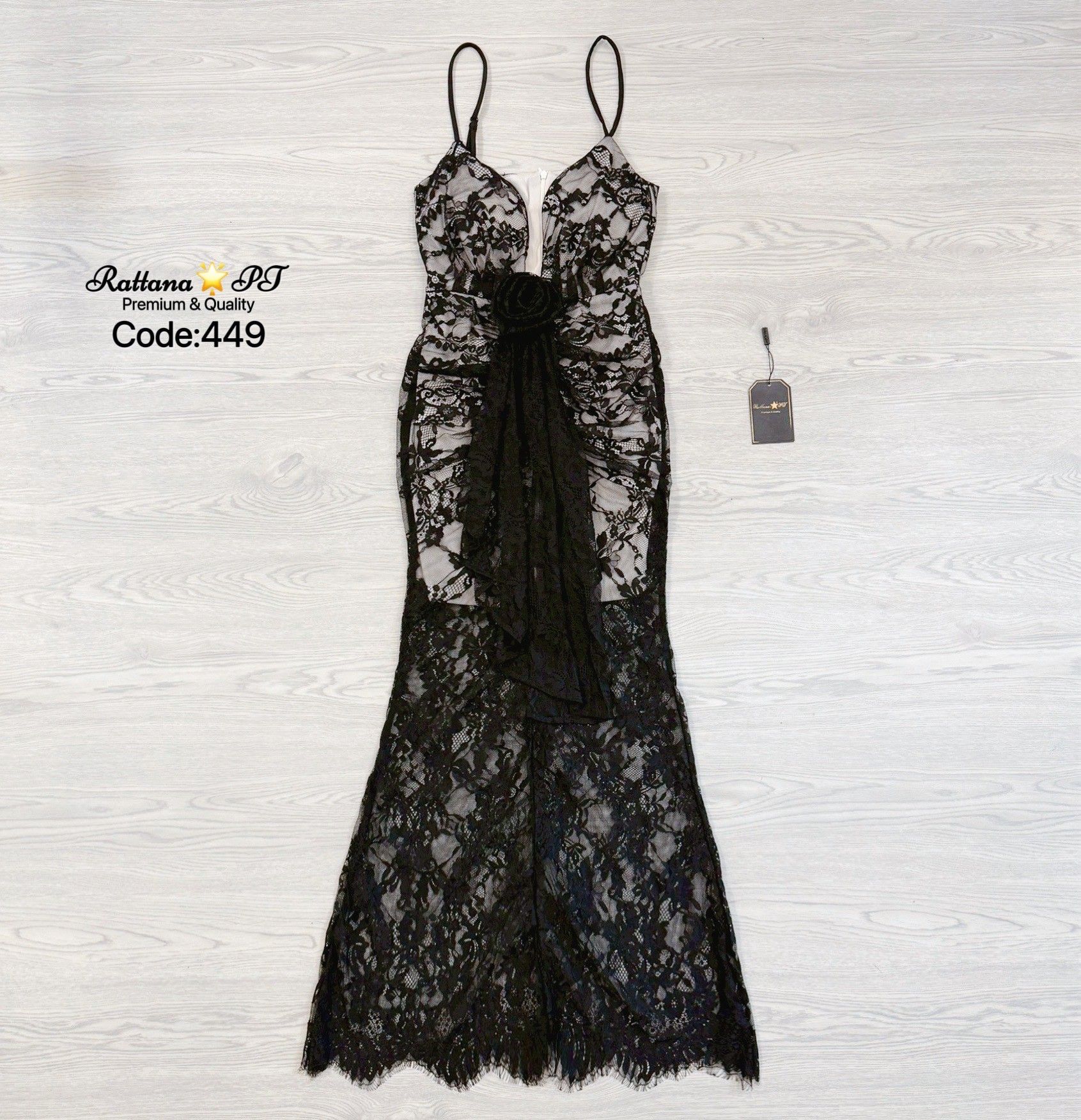 :เดรสยาวลูกไม้ ทรงสวยมาก ดีเทลชุดแต่งดอกไม้ ดอกไม้สามารถถอดออกได้ มีความหรูหรา ดูแพง ใส่ดินเนอร์ ออกงาน ออร่าพุ่ง สวยเด่นกว่าใคร ใส่ดูสูงเพียว มีซับในหน้าอกมีฟองน้ำ สายสามารถไปปรับได้ มีซิบด้านหลัง ช้าไม่ได้แล้วคร้า ของสวยๆหมดไวจัดด่วนๆ