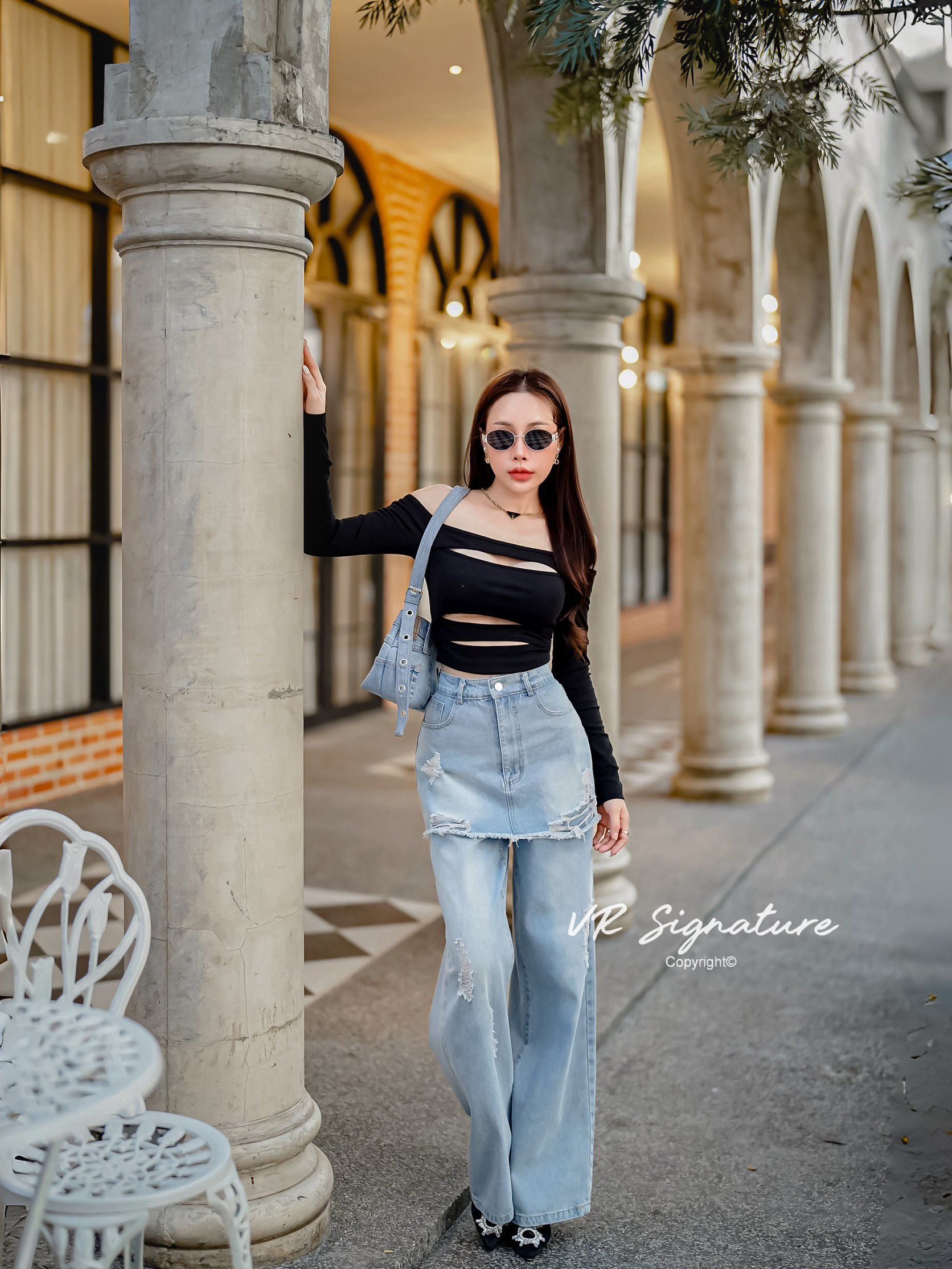 Set เสื้อยืดครอปแขนยาว แต่งเว้าด้านหน้า แอบเซ็กซี่เบาๆ แมทช์กับกางเกงยีนส์ขายาวทรงสวย ดีเทลช่วงบนเป็นกระโปรงเก๋มากๆค่ะ เนื้อผ้ายีนส์ฟอก เนื้อดีเป็นทรงสวย สามารถแยกแมทช์ได้อีกเยอะเลยค่า.. ใส่ออกมาแล้วเป๊ะเว่อร์ แพทเทรินเนี๊ยบสุดๆ สามารถใส่ได้ในทุกโอกาสเลยค
