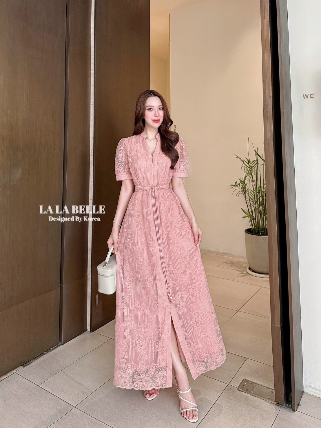 แม็กซี่เดรสลูกไม้ปักทั้งชุด2ชิ้นเดรสคอตั้งกระดุมหน้ายาวมาพร้อมซืปหลังแขนตุ๊กตาซีทูเอวเข้ารูปกระโปรงยาวซับถึงปลายชุดใส่คู่เข็มขัดถักแต่งภู่ๆสวยมากงานคุณภาพเกรดพรีเมี่ยม