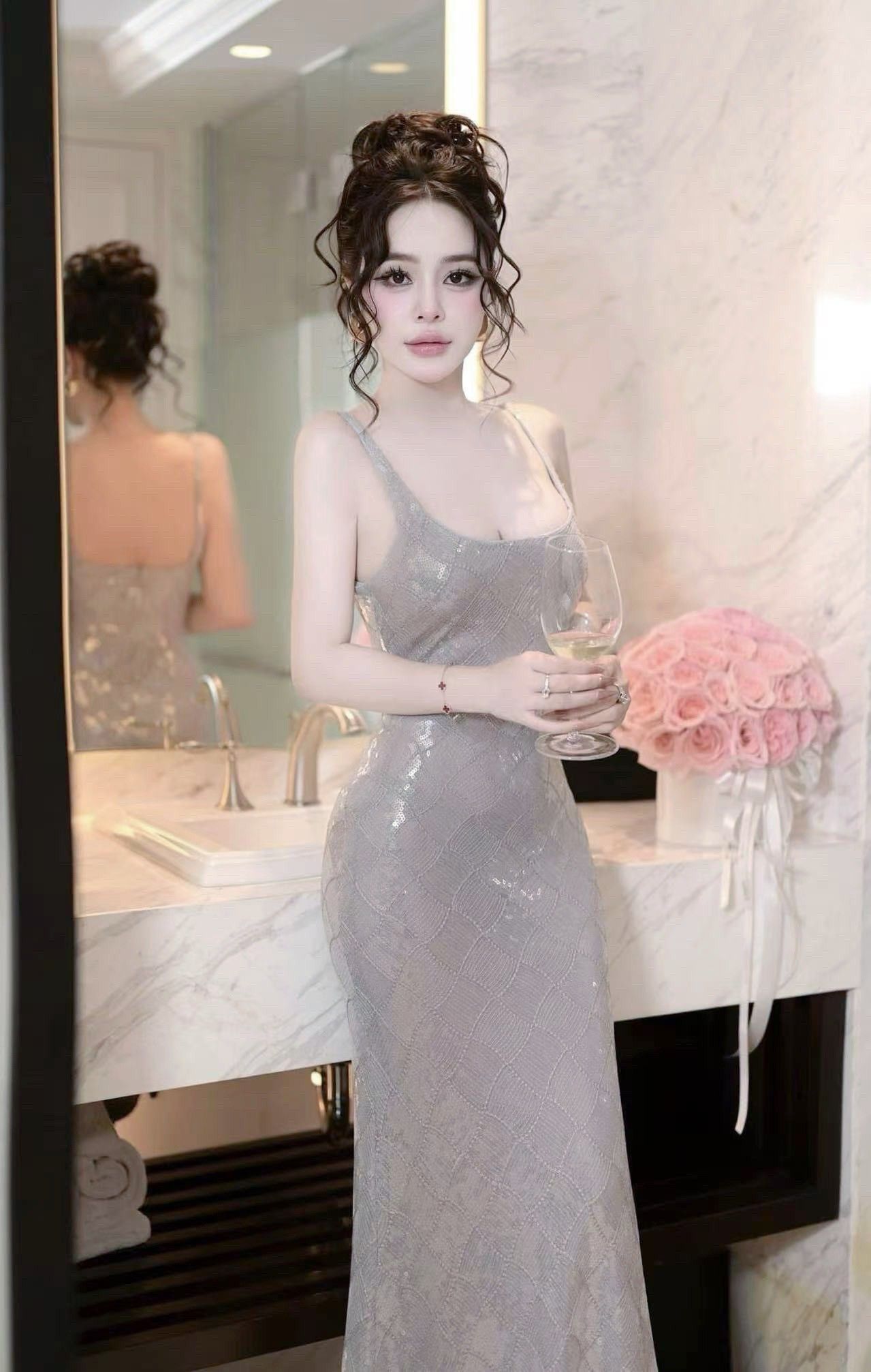 เดรสสุดหรู งานสวยมากๆ เนื้อผ้าเป็นหริศเตอร์ คือสวยเด่นมีออร่า หน้าอกมีฟองน้ำ ชุดมีซับใน มีซิบด้านหลัง ใส่เที่ยวออกงาน ดินเนอร์ งานแต่ง ปาตี้กับเพื่อน รับรองสวยแพง ช้าไม่ได้แล้วคร้า ของสวยๆหมดไวจัดด่วน