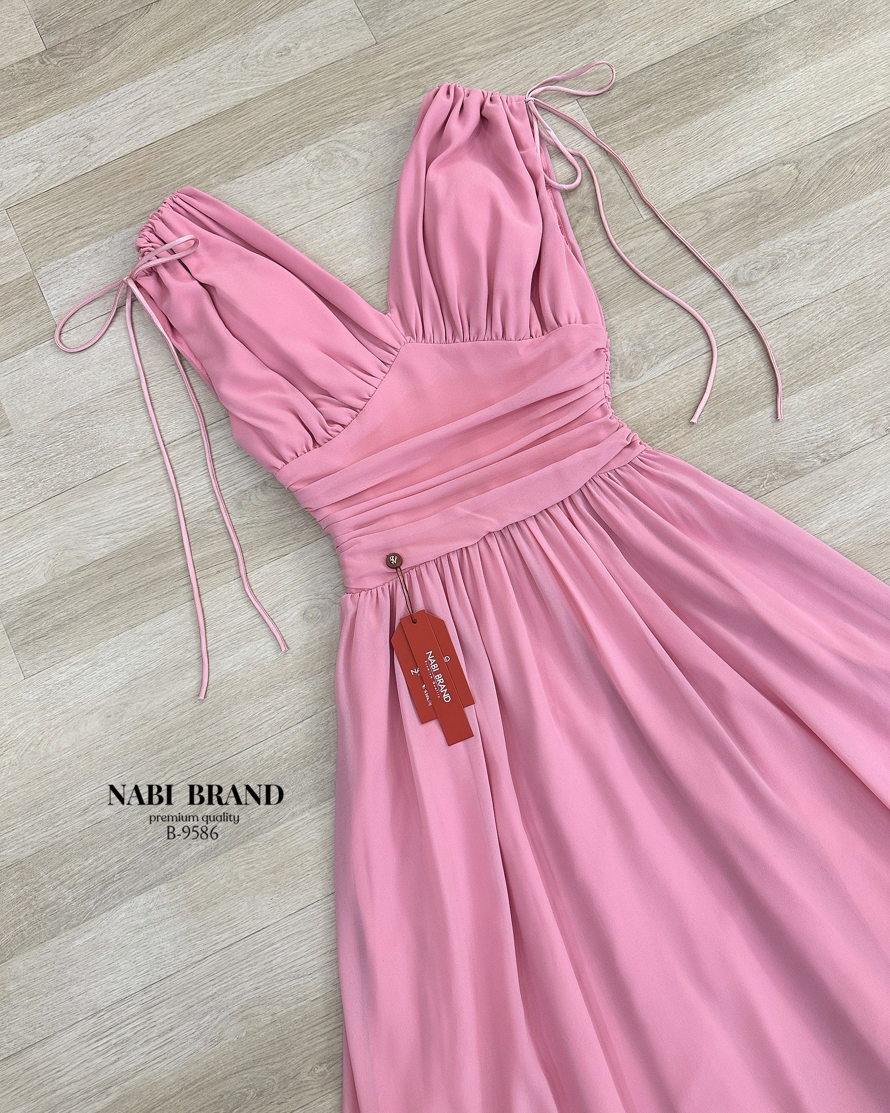 Label :: #NABIBRAND Code :: B-9586 Detail :: เดรสผ้าชีฟองแบบพริ้วๆระบายๆ สีชมพูลุคหวานแบบลัคชู แต่งผูกเชือกที่ไหล่ ทรงแขนกุด คอวี ชุดมีฟองน้ำและซับใน งานซิบหลัง ใส่ชิลๆไปทะเล หรือออกงาน ออกเดท ได้ เลยนะ สวยเกินใครเลยค่ะ สาวๆ 🩷 #งานป้ายนาบี #งานป้า