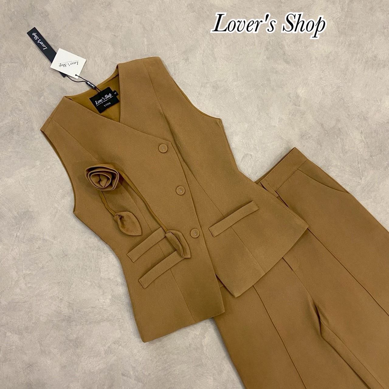 Set.3ชิ้น เสื้อ+กางเกง+เข็มกลัดดอกไม้(ถอดได้ค่ะ) ดีเทลเสื้อทรงแขนกุดปิดหัวไหล่ เข้ารูป กระดุมหน้า งานมีซับในอย่างดีค่ะ กระเป๋าตัวเสื้อเป็นงานตกแต่งใช้งานไม่ได้นะคะ แม็ทกับกางเกงเอวสูง ทรงขากระบอกกลาง ขาตรง