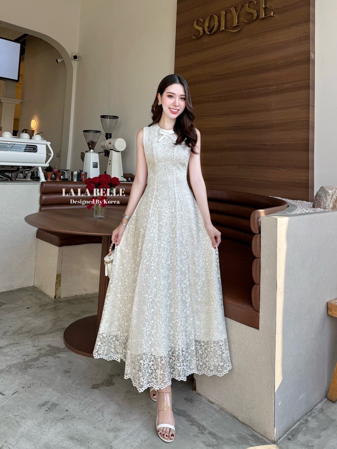 : แม็กซี่เดรสลูกไม้รุ่นขายดีรอบนี้ทำเป็นแขนกุดสวยมากคอกลมแขนกุดแต่งโบว์ช่วงคอเอวเข้ารูปเข้าทรงตีเกล็ดเข้าทรงทรงตัวช่วงเอวเก็บทรงสวยกระโปรงยาวบานมีซับในถึงชายชุดชายกระโปรงแต่งโค้งสวยมากใส่ไปเที่ยวทุ่งดอกไม้สวยปังงานคุณภาพเกรดพรีเมี่ยม
