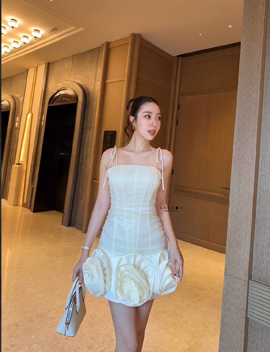 มินิเดรสเกาะอก สายผูกไหล่ได้ตามต้องการ ช่วงตัวแต่งผ้าซีทรู ช่วงล่างปักดอกไม้ 3D แบบเแน่นๆเลยค่ะ งานซิบหลัง ตัดเย็บอย่างดี อกเสริมฟองน้ำ