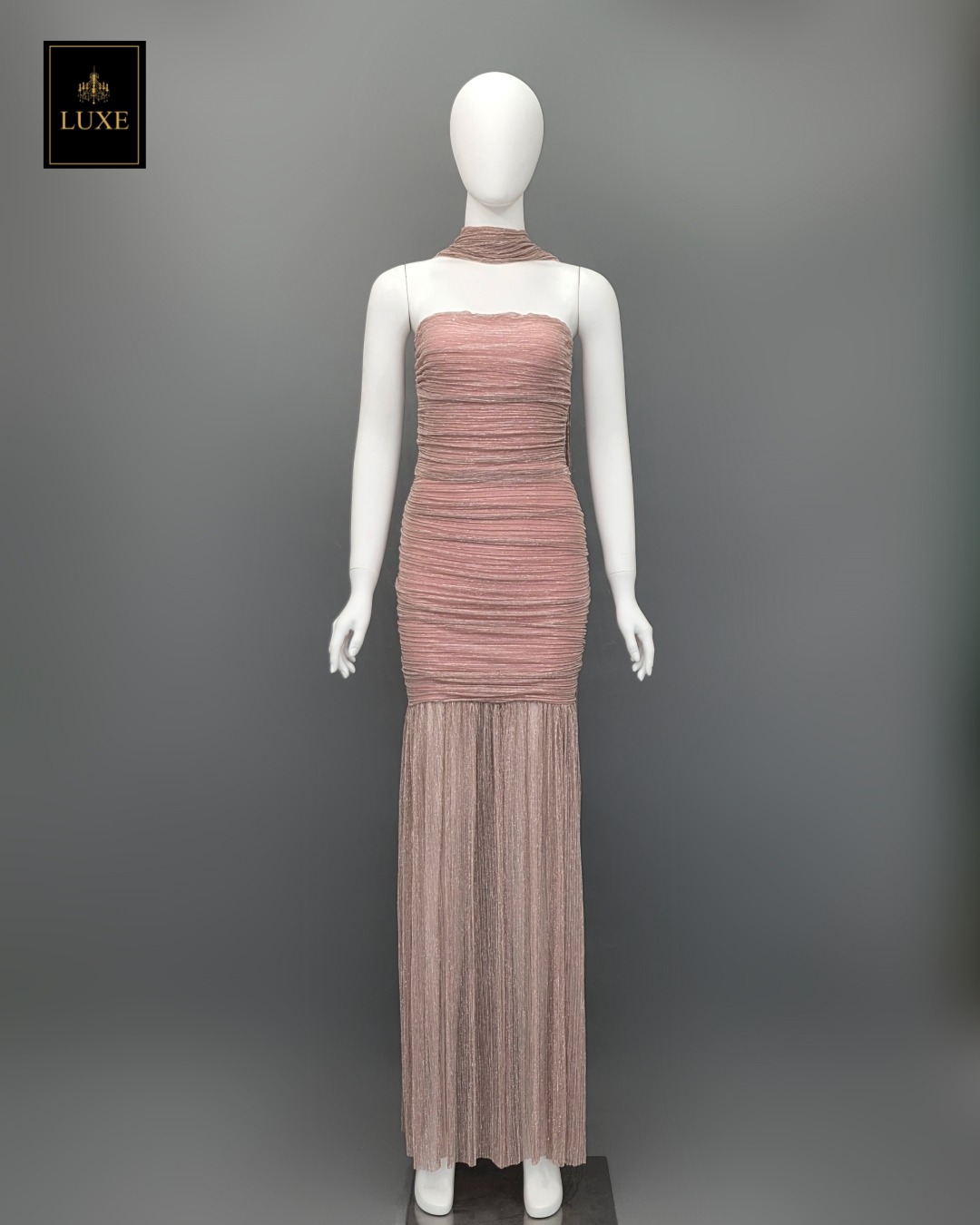 เดรสเสื้อเกาะอกทรงเข้ารูป กระโปรงต่อชายระบาย ผ่าหน้า มาพร้อมผ้า mmคลุมไหล่ ปรับเป็นผ้าพันคอได้ ☑️ทำจากผ้าราเม่อัดพลีท ผสมดิ้นเมทัลลิก เล่นแสงวิบวับ ผ้านุ่ม ยืดหยุ่น ☑️มีซิปซ่อนและซับในอย่างดี