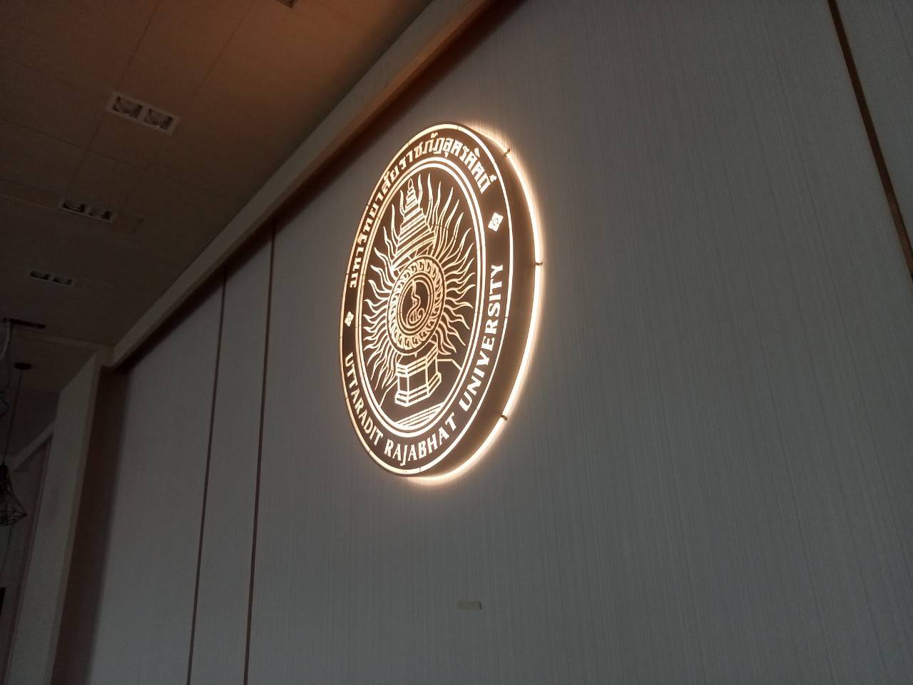 ป้ายอักษรซิงค์ทำสีไฟออกหลัง โลหะสแตนเลสแฮร์ไลน์ สแตนเลสหน้าทองไฟออกหลัง