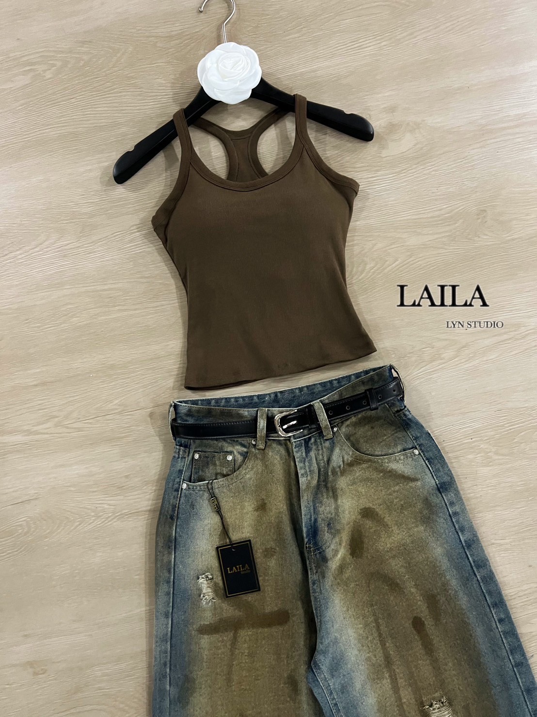 Tag: LAILA Detail: Set เสื้อ+กางเกง งานเสื้อสายเดี่ยวทรงเว้าแขนด้านหลังแต่งเว้า ดีไซน์เสริมทรงที่อก เนื้อผ้ามีน้ำหนักสวยนิ่มเด้ง มาในโทนสีน้ำตาลไหม้ขับผิวสุดๆ มาพร้อมกางเกงยีนส์ทรงปล่อยๆเท่ๆ