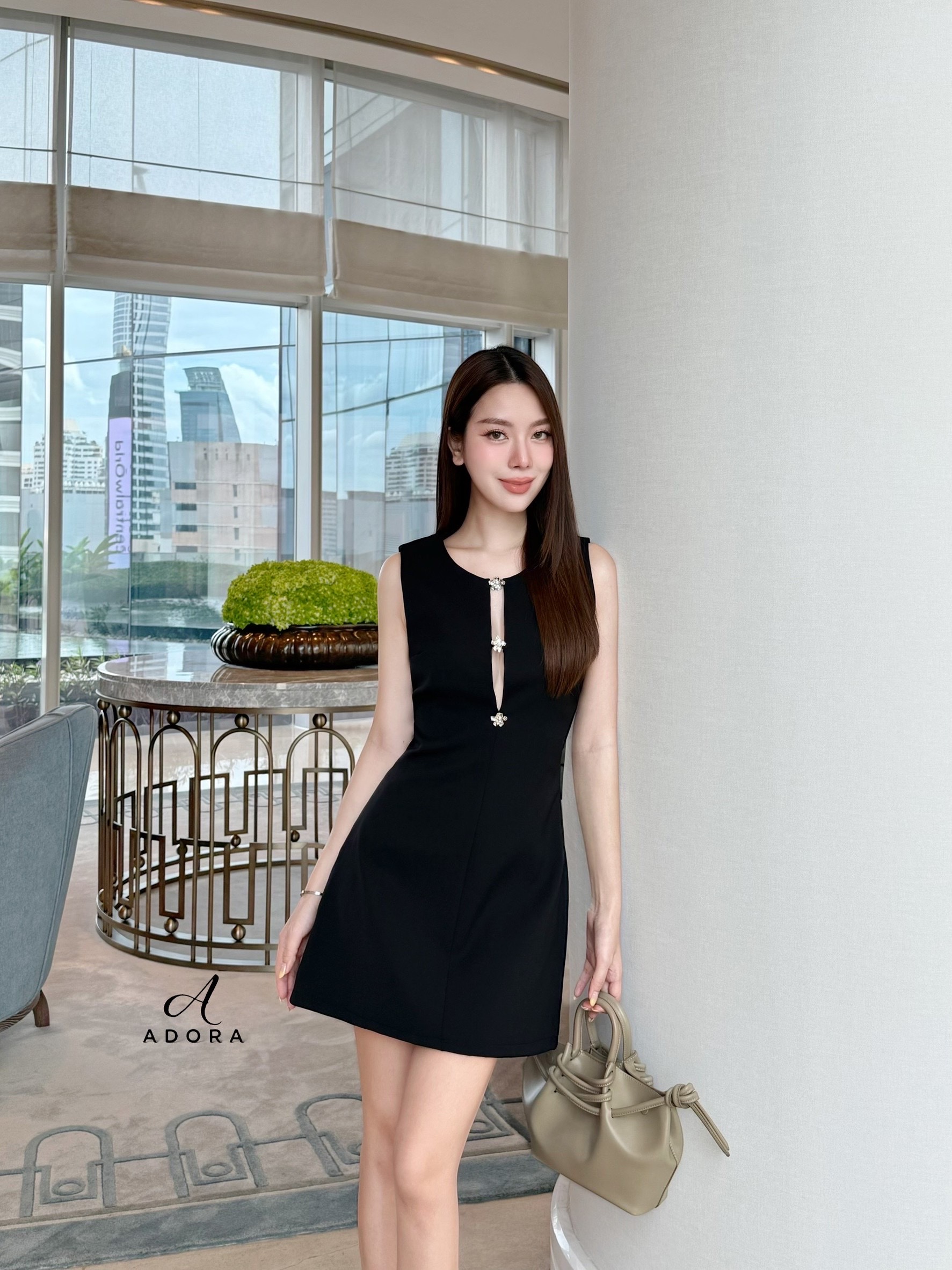 มินิเดรสดีไซน์น่ารักๆใส่ง่ายๆในช่วงนี้ แนะนำตัวนี้เลยค่ะ สาวๆ อโดร่า มินิเดรส ดีไซน์แขนกุด แต่งอะไหล่ช่วงอก ตัวเดรส ใช้ผ้าโพลีเอสเตอร์