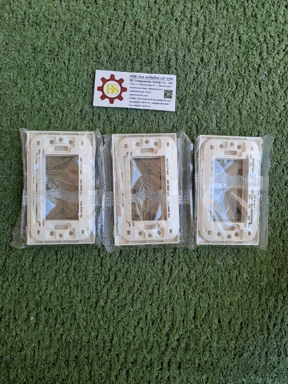 Panasonic : ฝาพลาสติก 3 ช่อง WEG6803WK สีขาว