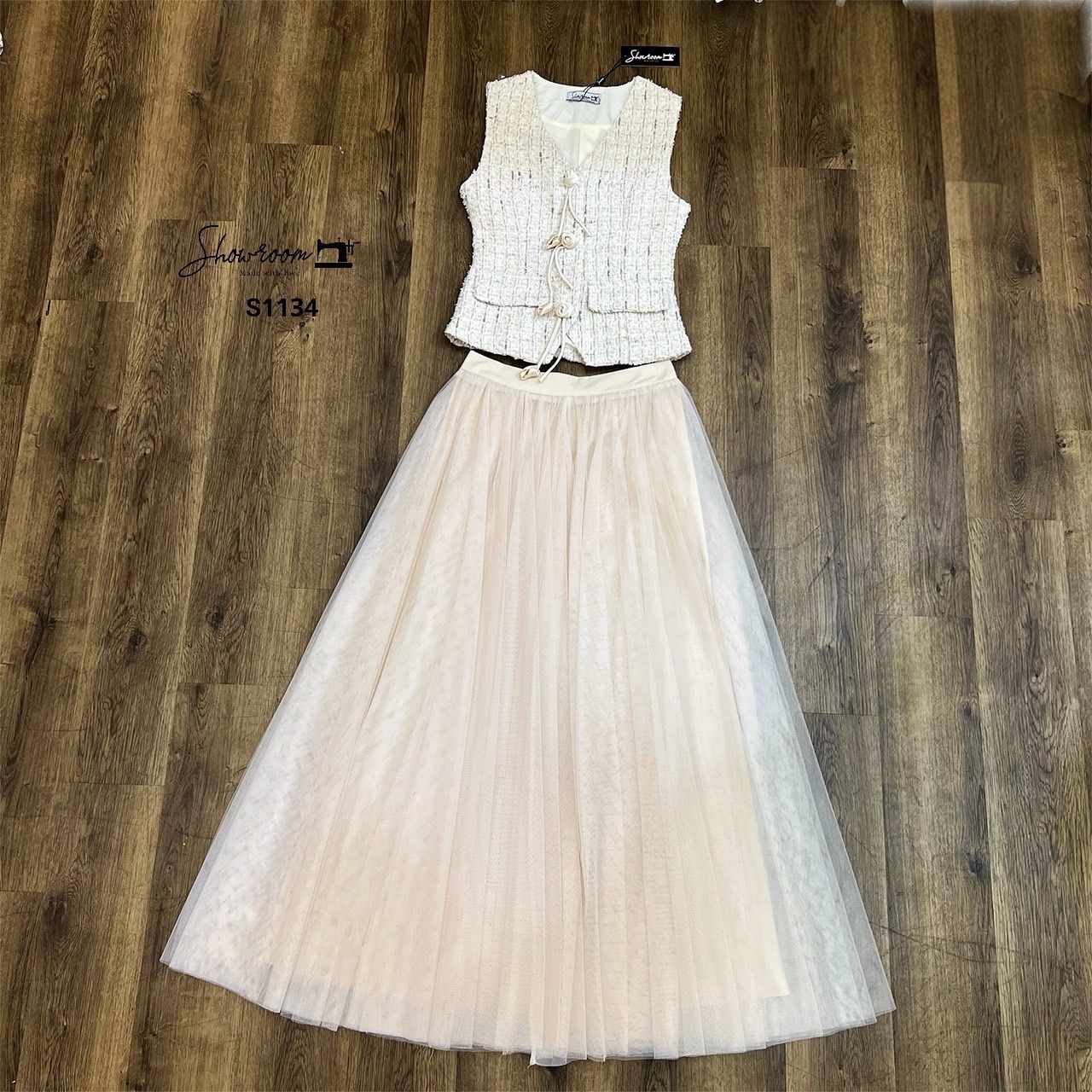 S1134 เซ็ตเสื้อคอวีแขนกุดผ้าทวีต มาพร้อมกระโปรงผ้ามุ้งยาวดีไซน์เก๋ ตัวเสื้อดีเทลตกแต่งกระดุมกุหลาบดูมีลูกเล่น เรียบหรู ใช้ผ้าอย่างดีในการตัดเย็บค่ะ บุซับ งานสวย มาในโทนสีครีมลูกคุณมาก คอมพลีทลุคครบจบในชุดเดียว #showroombrand #งานป้ายshowroom #งานป้ายคุณภา