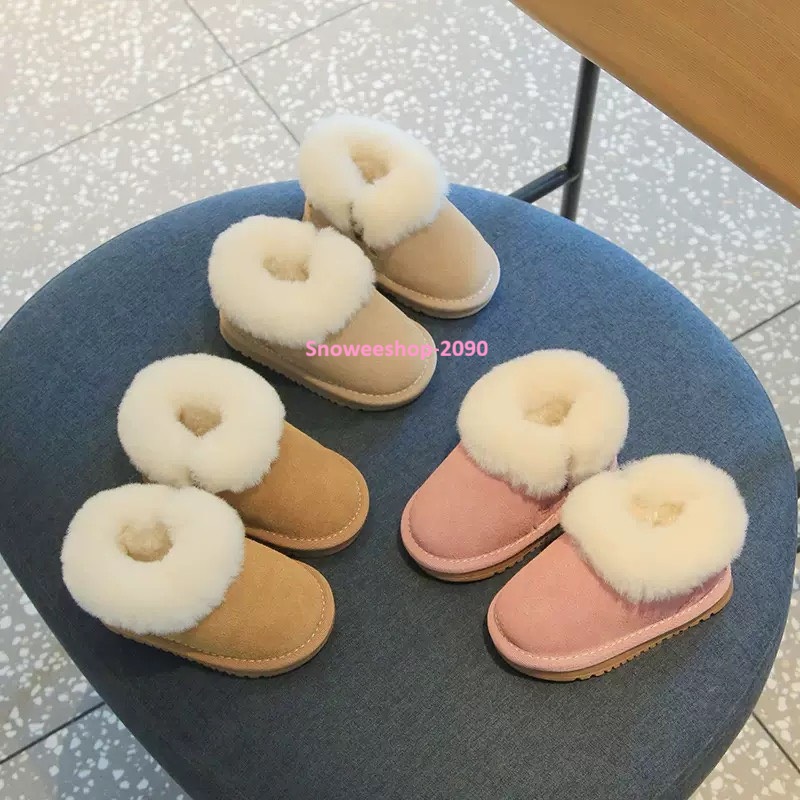 บู๊ตบุขน อุ่น นิ่ม เดินไม่ลื่น ไซส์ 15-25 สำหรับอายุประมาณ 1-3 ขวบ มีให้เลือก 3 สีละมุน น่ารักทุกสีเลย รองเท้าบู๊ตกันหนาวสำหรับเด็กเล็ก บุขนฟูทั้งตัว นุ่ม อบอุ่น ไม่บาดผิว สวมง่ายด้วยซิปข้าง แม่ไม่ต้องเหนื่อยใส่ให้นานเลยบู๊ตบุขน อุ่น นิ่ม เดินไม่ลื่น ไซส์