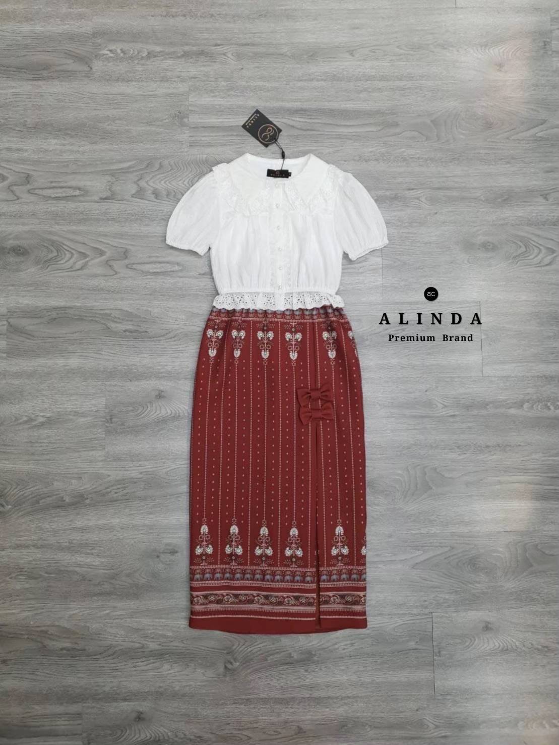 Tag : ❥𝐀𝐋𝐈𝐍𝐃𝐀 Code : #F08278 Detail : ชุดเซ็ทผ้าไทยประยุกต์เข้าใหม่ค่ะ ชุดนี้ตัวเสื้อเป็นเสื้อคอปกสีขาว กระดุมหน้า แขนสั้นจั๊มปลายแขน แต่งระบายผ้าลูกไม้ที่ชายเสื้อ เนื้อผ้าดีมากกก ทรงสวย ใส่สบายมากๆๆ