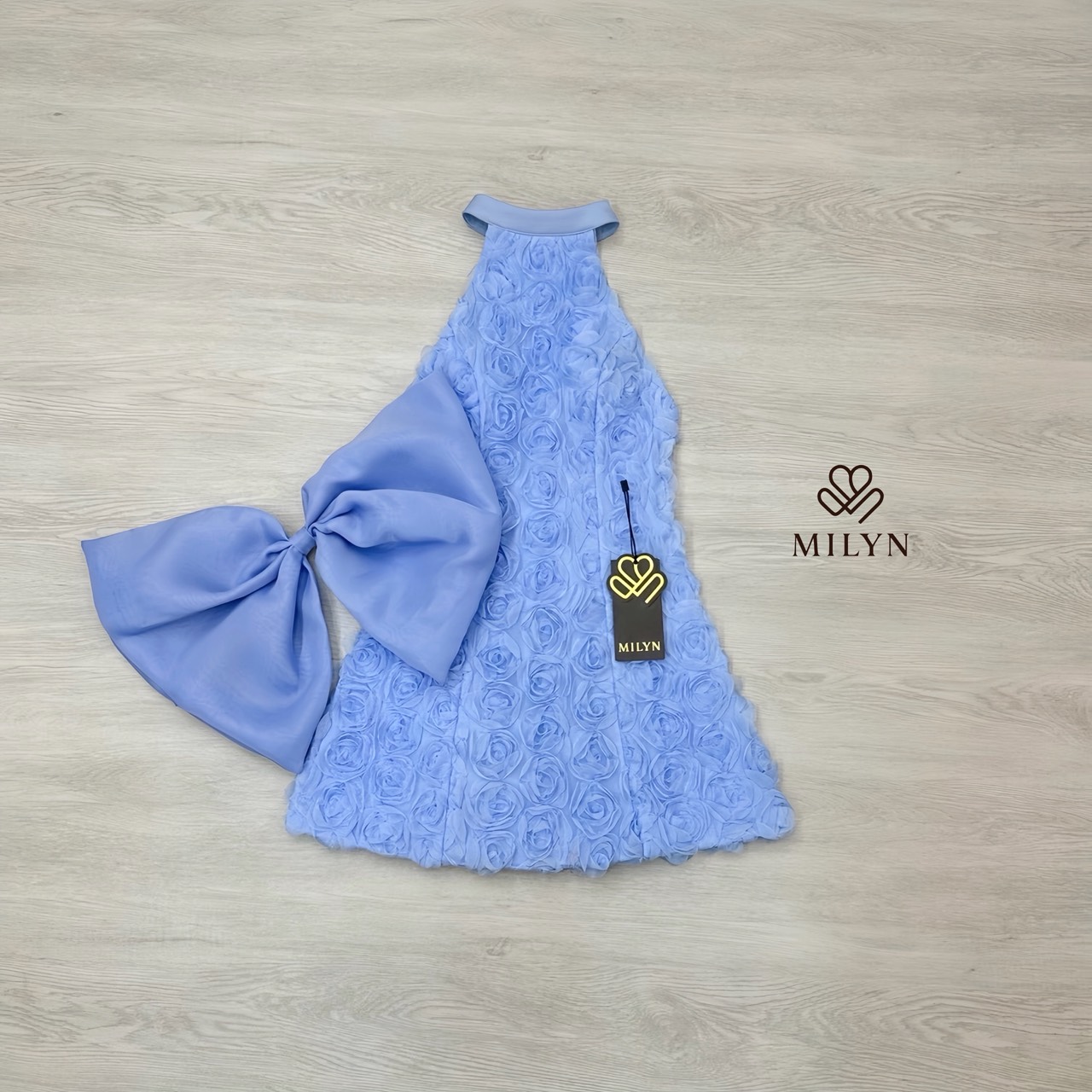 มินิเดรสแต่งดอกกุหลาบทั้งตัว ดีเทลเนื้อผ้าแบบ 3D ทำให้ชุดดูโดดเด่นมากขึ้น คอฮัลเตอร์ช่วยเสริมลุคให้ดูเพรียวและหรูขึ้นไปอีกขั้น ด้านหลังเปิดหลังสวย พร้อมโบว์ใหญ่สุดละมุนเป็นไฮไลต์ของชุด ใ