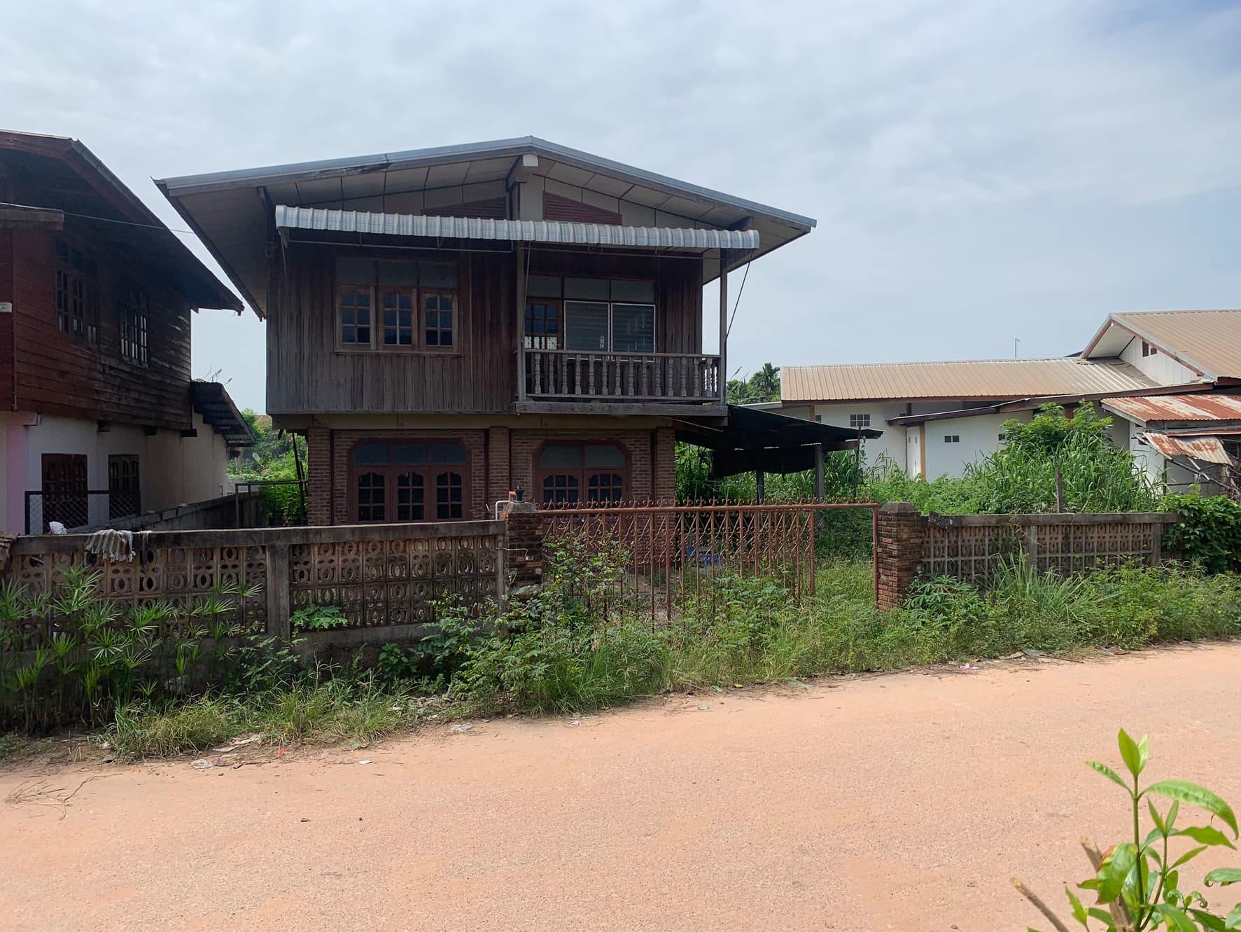 ขายบ้านพร้อมที่ดินราคาถูก อ.หนองกรุงศรี จ.กาฬสินธุ์ใกล้ถนนใหญ่ 2268 ห่างจากโรงเรียนห้วยยางดงวิทยา 386 เมตรการเดินทางสะดวก