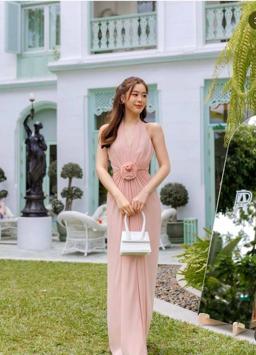 เดรสแขนกุด คอวี ดีเทลจับจีบช่วงใต้อกไล่ลงมาเป็นทรงสวย มาพร้อมเข็มกลัดดอกไม้ตกแต่งด้านหน้า ตัวเดรสมีฟองน้ำและซิปหลัง พร้อมซับในอย่างดีทั้งตัว เดรสรุ่นนี้แพทเทิร์นสวยมากนะคะ ได้ไปรับรองไม่ผิดหวังแน่นอนค่ะ หรูหราคลาสสิคมาก