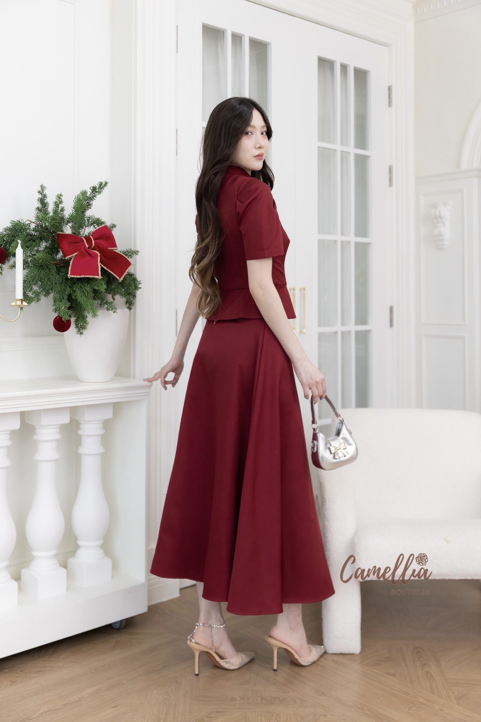 ชุดSetเสื้อคอปีนแต่งกระดุมสีทองด้านหน้า เสื้อมีซิปด้านหลัง สวมใส่ง่าย + กระโปรงทรงปล่อยเอวสูง ชุดนี้ใส่ต้อนรับปีใหม่ได้เลยคะ