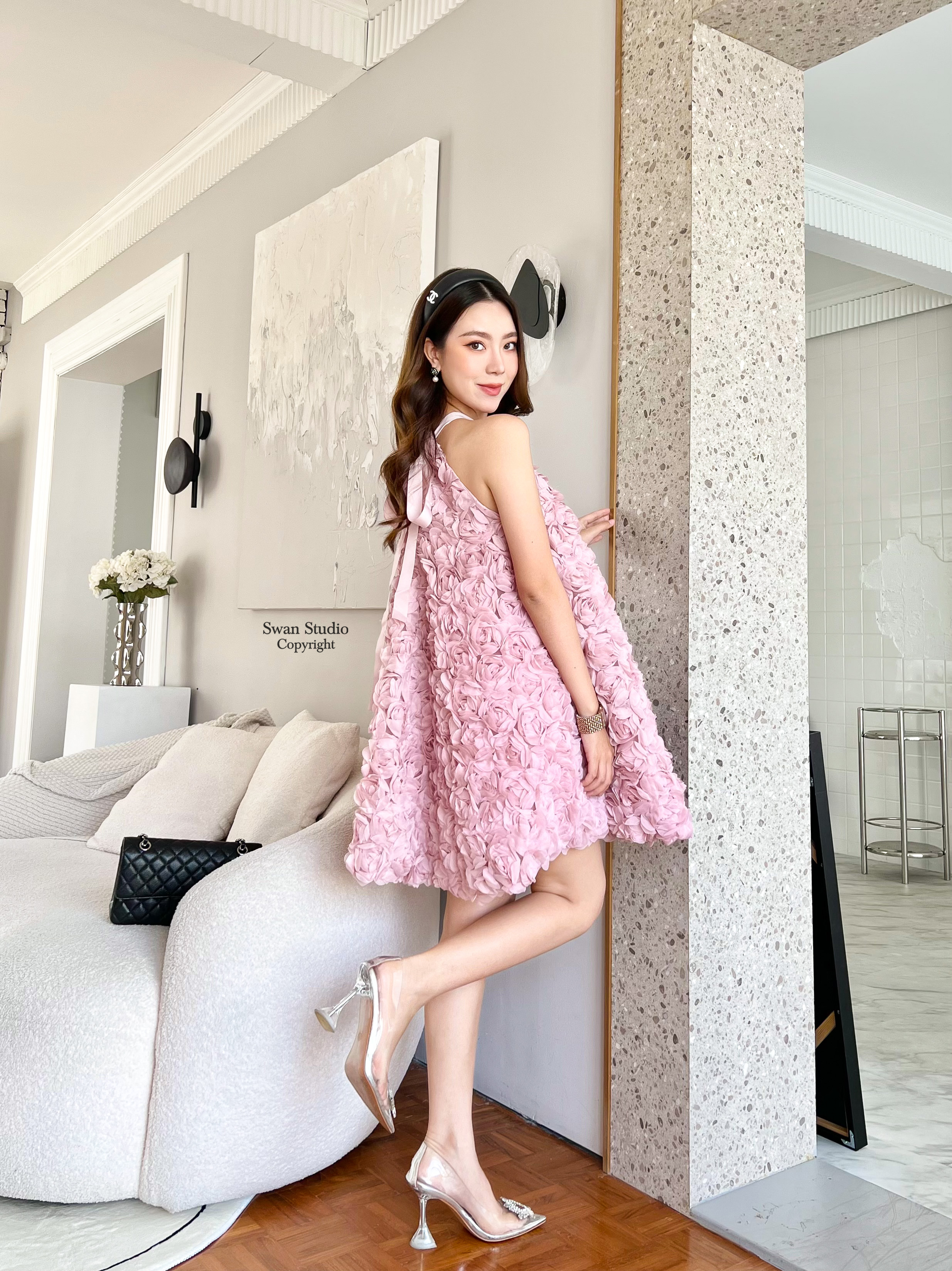 เดรสดอกไม้ 3D สีชมพูตุ่นๆ สวยกำลังดี ไม่หวานเกินไป ดูเป็นผู้ดี รุ่นนี้ทางเราสั่งทอใหม่ให้ดอกแน่นๆชิดๆ รับรองว่าสวยสมราคา ช่วงคอแต่งด้วยสายริบบิ้น เริ่มผูกด้านหลัง