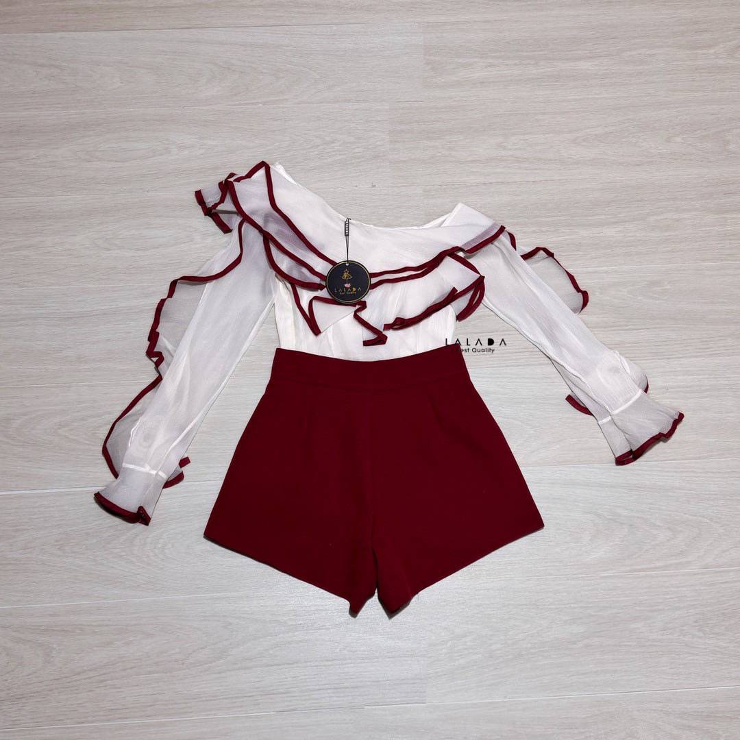 set 2 ชิ้น เสื้อแขนยาวแต่งระบายด้านหน้าและช่วงแขน (ใส่แบบไหล่ตก)แมทช์กับกางเกงขาสั้นมีกระเป๋า2 ข้างใช้งานได้จริง เข้ากันอย่างลงตัว ตัดเย็บอย่างดี การันตีงานคุณภาพ