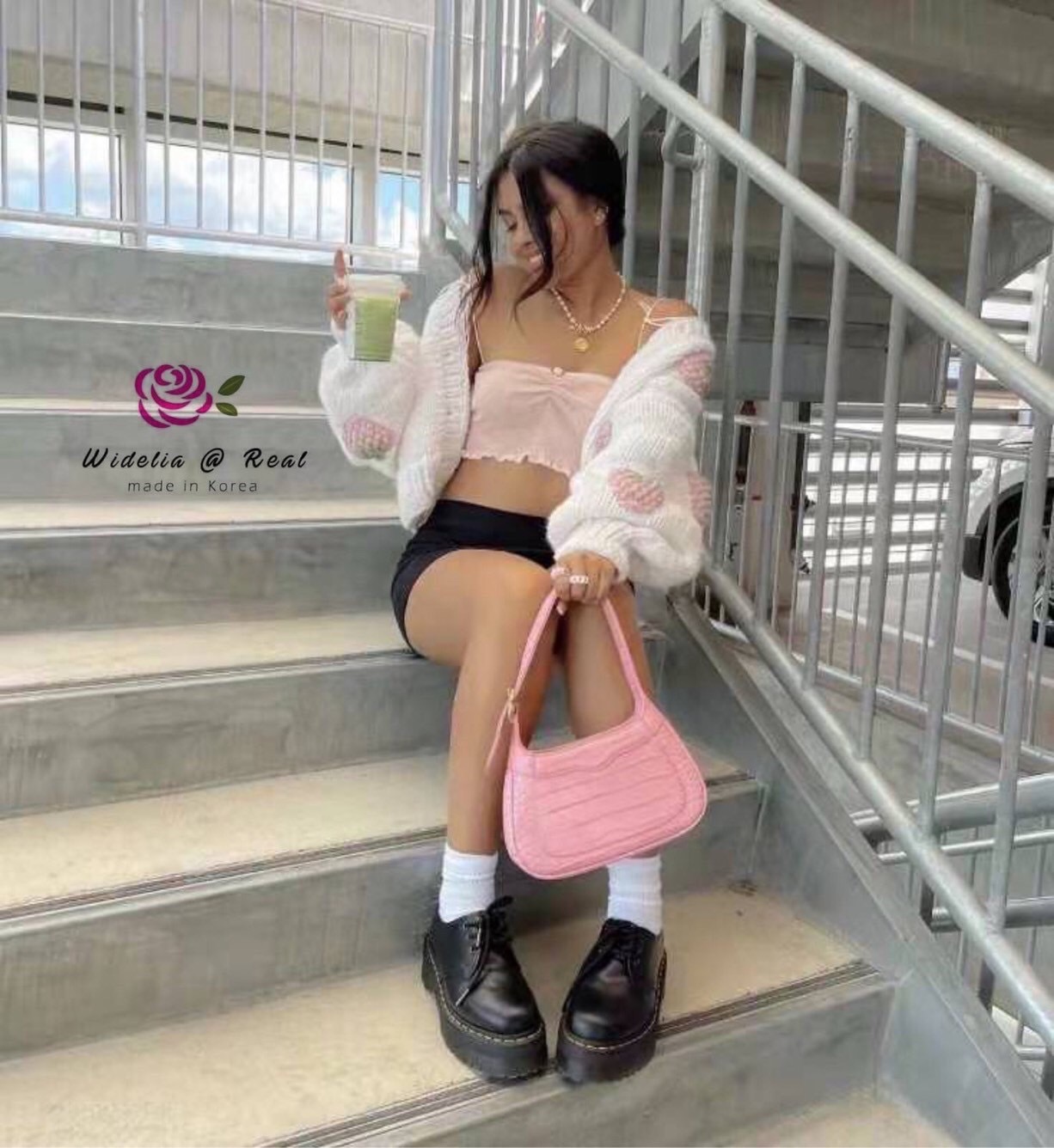 Jacket แจ็คเก็ตแสนสวย คุณขางานสวยอลังการมาก งานน่ารักไม่ไหวแล้วแม่ สตอเบอรี่ลูกใหญ่มาก เนื้อผ้าหนานุ่ม ใส่อุ่นสบาย ใกล้หน้าหนาวแล้วน๊า รีบจัดให้ไวเลยจ้า งานน่ารักทั้ง2สีเลยนะคะ รุ่นนี้งานสวยและผ้าดีสุดๆ