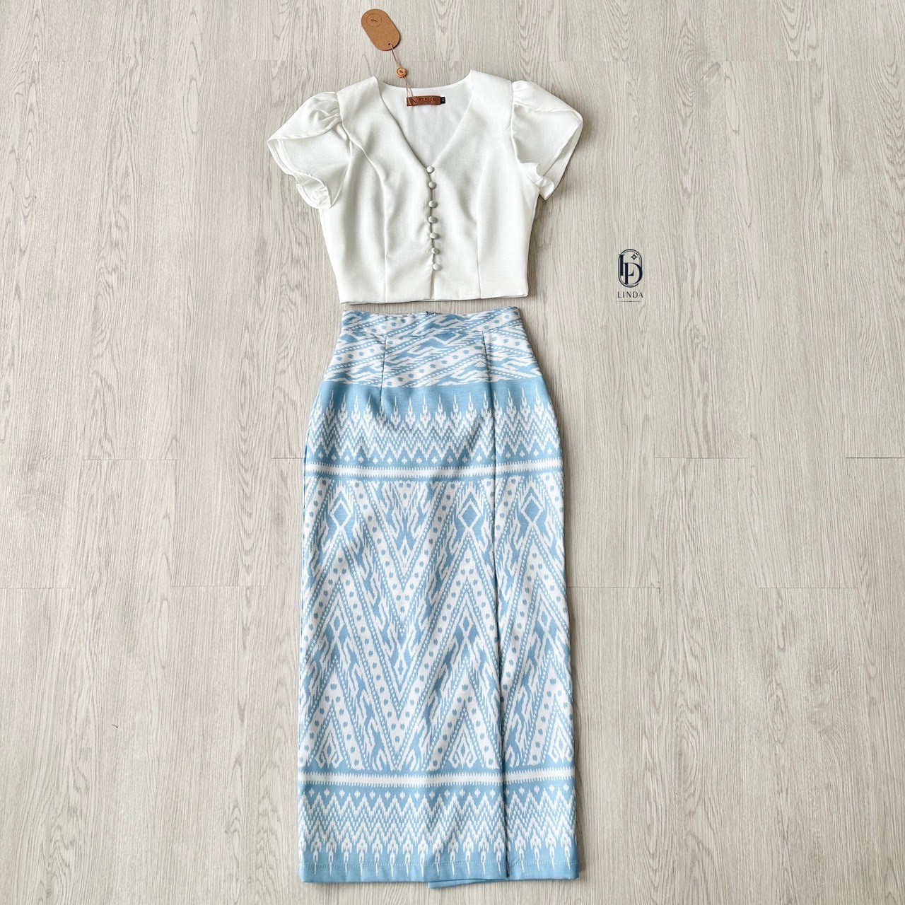 แต่งชุดสวยๆไปทำบุญกัน ชุดไทยสองชิ้นผ้าถุงเป็นผ้าพิมพ์ลายเกรดพรีเมี่ยม มีด้วยกันสองสีนะคะ สีฟ้าและสีชมพู เสื้อสวมใส่ง่ายระบายอากาศดี ไม่ร้อนค่ะขนาดพอดีตัวไม่สั้นจนเกินไป วันพระนี้มีชุดสวยใส่เข้าวัดกันหรือยังคะ #ชุดทำบุญ #ชุดออกงาน #ชุดดินเนอร์ #ชุดไปคาเฟ่