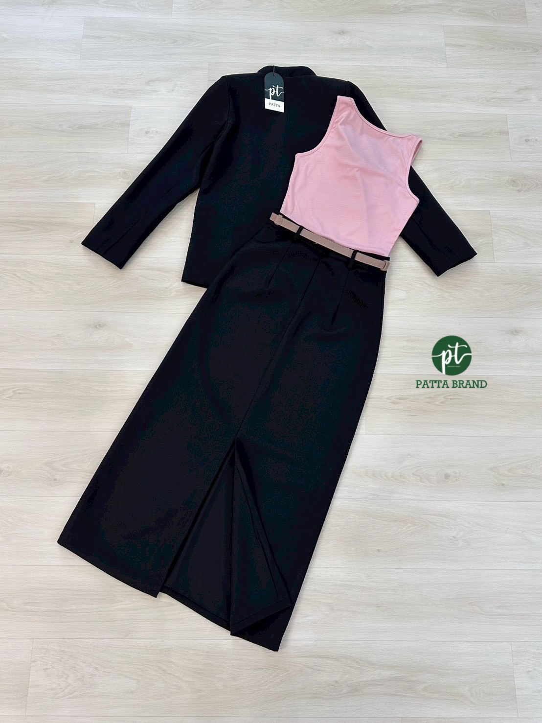 Set 3ชิ้น สุดคุ้ม เสื้อคลุมเบเซอร์แขนยาว สีดำ กระเป๋าหน้าใช้งานได้จริง มาพร้อมเสื้อกล้ามสีชมพูโอรส คอกลมตัวใน เนื้อผ้ายืดหยุ่นได้ตามตัว แมทซ์กับกระโปรงยาวทรงสอบสีดำ ดีเทลแต่งผ่าหลังยาว (ซิปหลัง) ใส่คู่กับเข้มขัดสีน้ำตาลเส้นเล็ก สวย เนื้อผ้าดีสุดๆ ลุคCEO ต