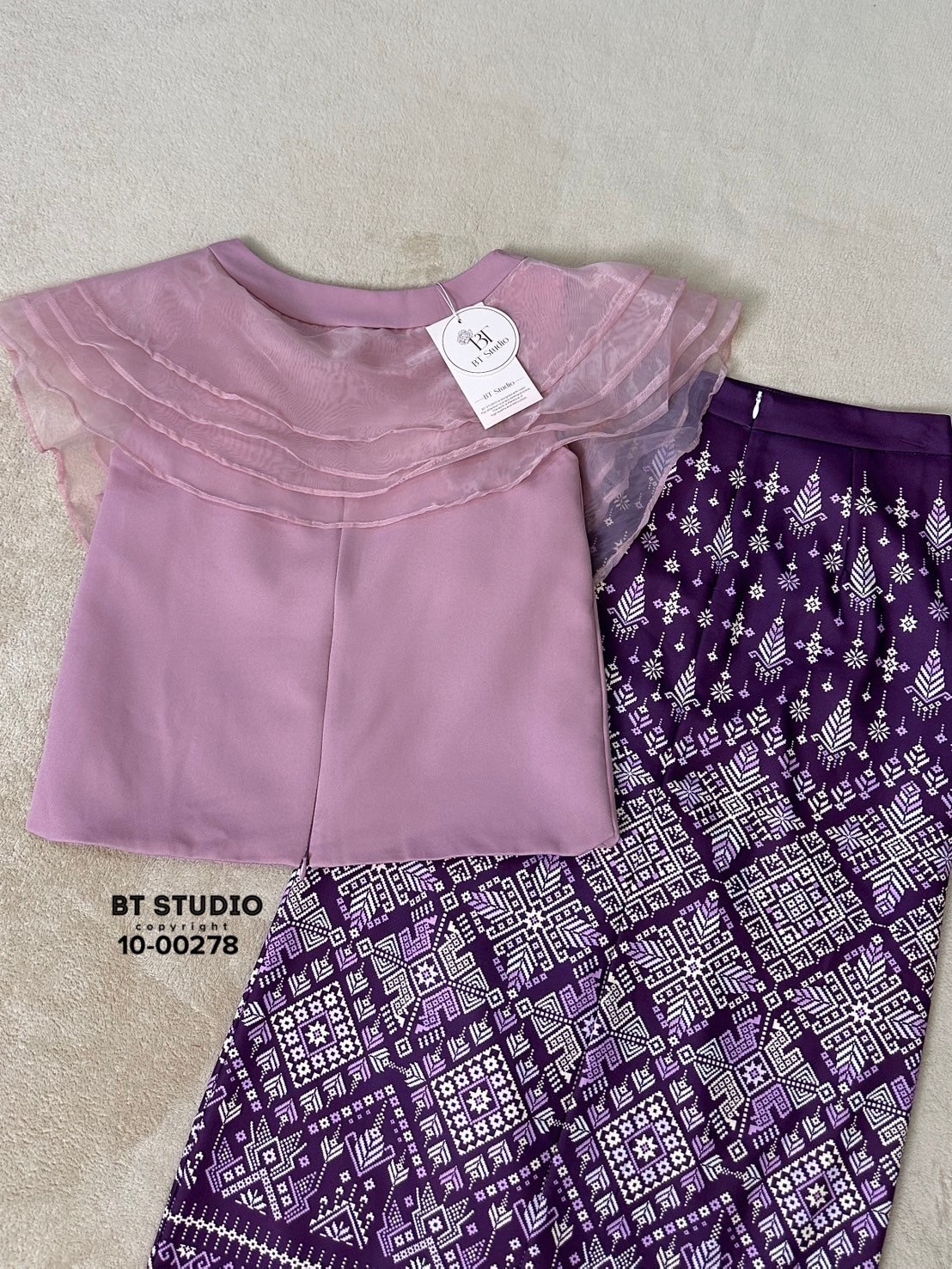 TAG : BT STUDIO DETAIL : เซท 2 ชิ้น เสื้อสีชมพูแขนกุดแต่งระบายช่วงไหล่ไล่ลงมาตรงกลางทั้งด้านหน้าและหลัง ซิปหลังมาพร้อมกระโปรงผ้าถุงประยุกต์พิมพ์ลายสีม่วง งานสวยเนื้อผ้าดีคัตติ๊งสวยมีซับในค่ะ