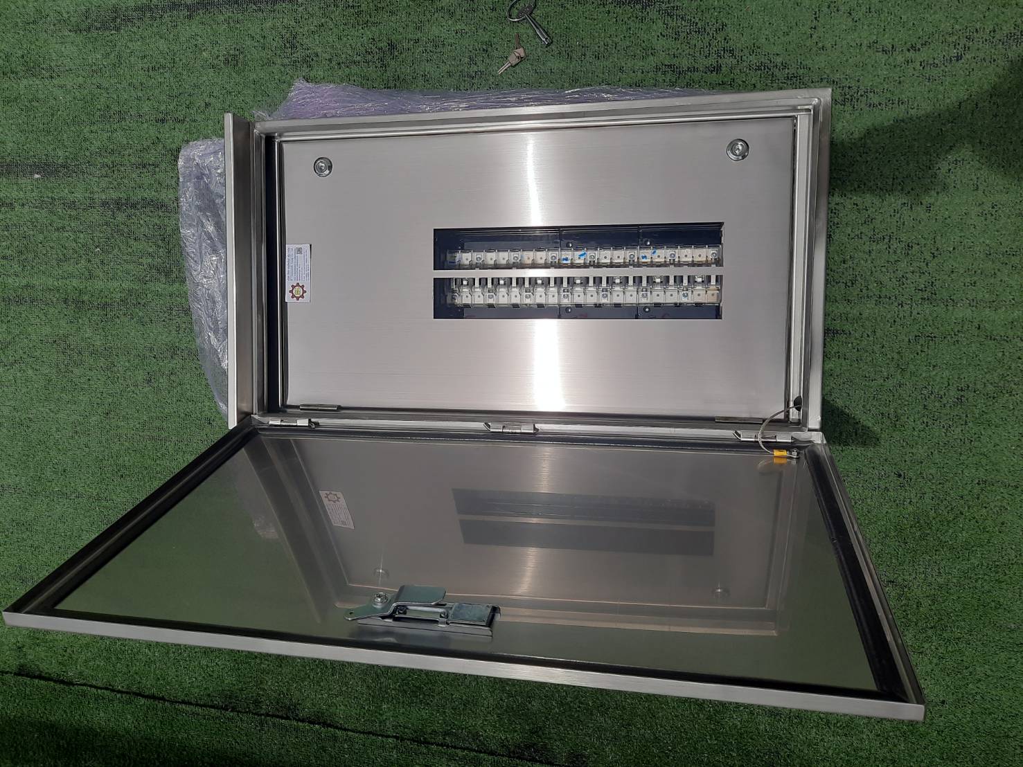 Main LUG 250A ตู้สแตนเลส 304 มีหลังคาสโลป W450xH800xD152mm. (42ช่อง)