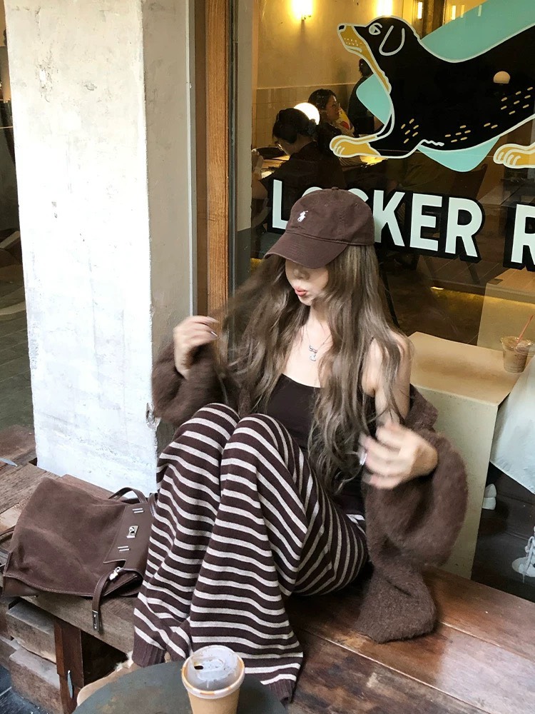 Set 3 pcs เสื้อสายเดี่ยว+เสื้อคลุม+กางเกงขายาว ✔ เสื้อสายเดี่ยวมีฟองน้ำ สายรูดปรับได้ มาพร้อมเสื้อคลุมไหมพรมแขนยาว ✔ กางเกงขายาวเอวยางยืดทรงขากระบอกลายทาง ผ้าไหมพรมนิ่ม ยืดได้เยอะ