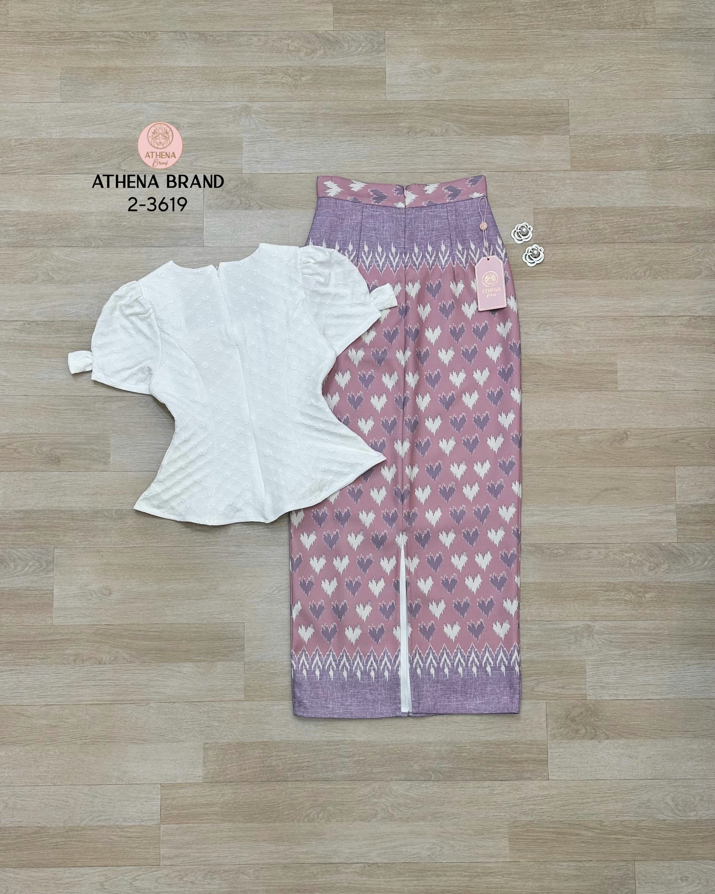 Tag 🔖 :Athena (อธีน่า) Brand Detail :: เสื้อ+กระโปรง+เข็มกลัด Set 3 ชิ้น เสื้อดีไซน์สวยเก๋ช่วงแขนแต่งโบว์เย็บติด มีซับใน สวมใส่แบบซิปด้านหลัง แมตช์มาคู่กับกระโปรงพิมพ์ลายป้ายทบคล้ายงานผ้าซิ่นป้ายสำเร็จทรงเข้ารูป เนื้อผ้าดี๊ดีมีTexture ชายกระโปรงด้