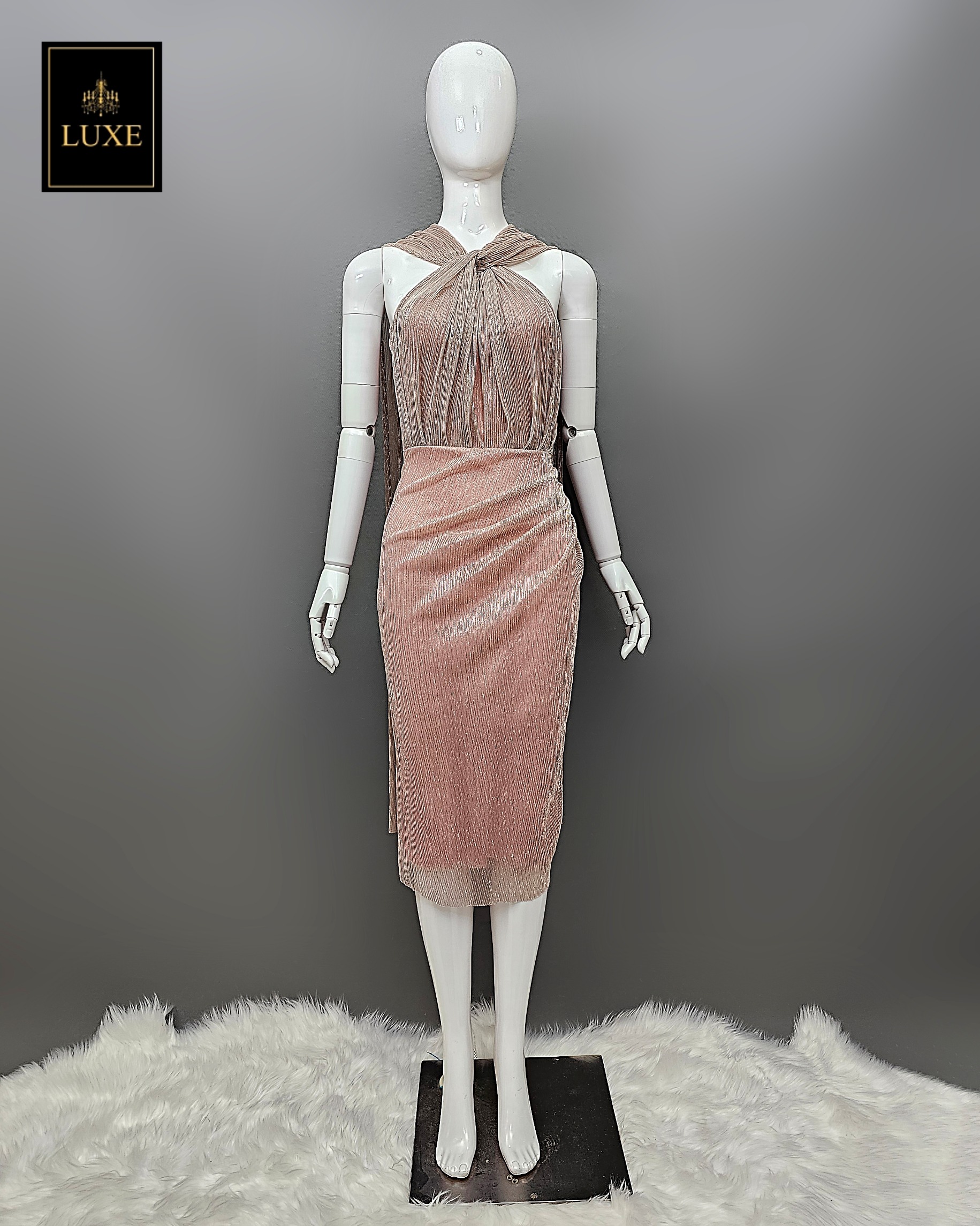 Label : LUXE เดรสกระโปรงสอบทรงเข้ารูป ดีเทลเสื้อคล้องคอปล่อยชายผ้าด้านหลัง เพิ่มลูกเล่นปรับให้เป็นผ้าคลุมไหล่ได้ตามภาพนางแบบค่ะ ทำจากผ้าราเม่อัดพลีท ผสมดิ้นเม็ททัลลิค เนื้อนุ่มยืดหยุ่น มีซิปซ่อนและซับในเต็มตัว คัตติ้งดีค่ะ