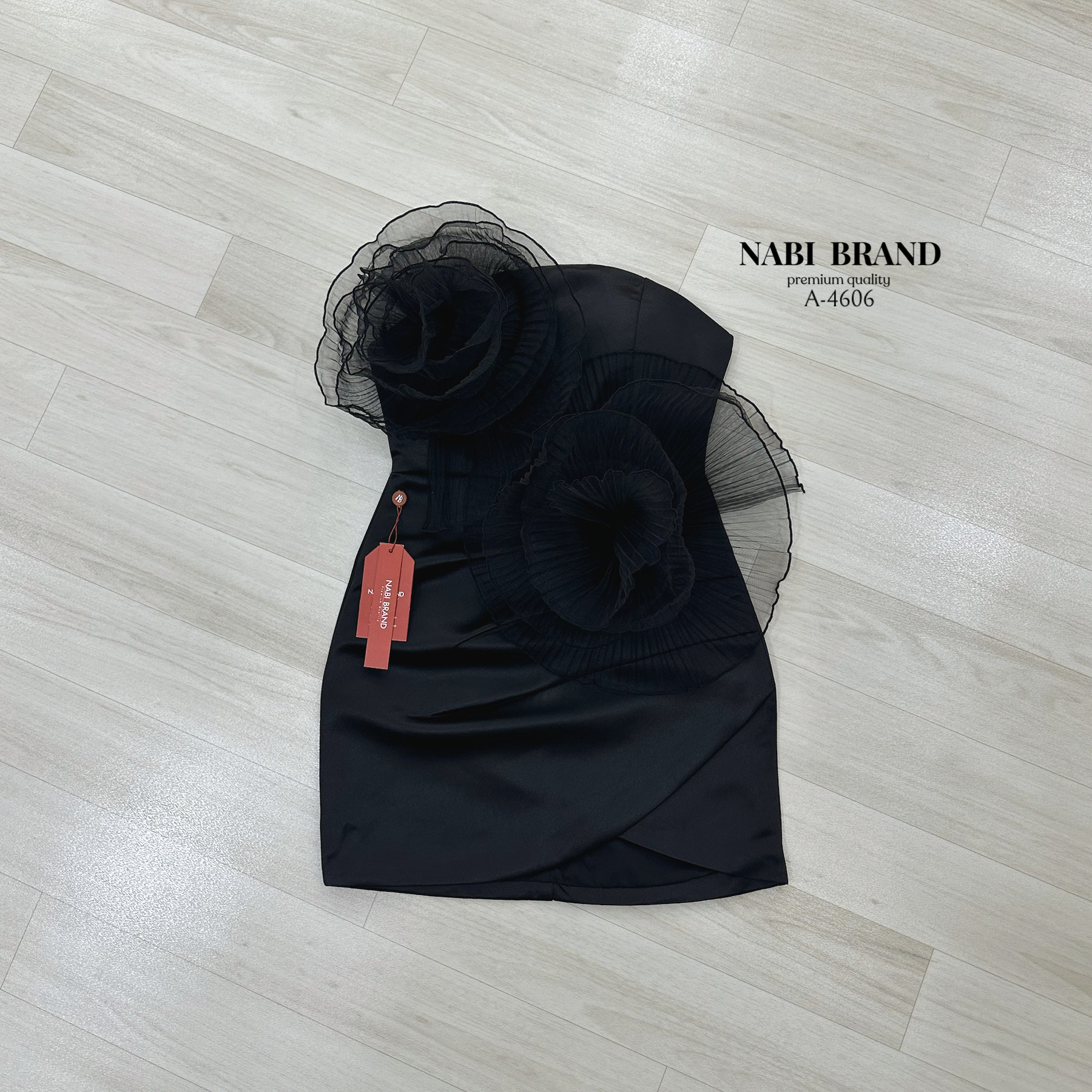 Minidress เกาะอกสีดำดีไซน์สุดหรู แต่งดอกไม้ใหญ่ด้านหน้า 2ดอกฟูๆ ผ้าอัดกาวอยู่ทรง มีฟองน้ำ ซับในอย่างดี ซิบหลังสวมใส่ง่าย สีดำสุดหรูหรา ใส่ออกงาน ใส่ไปปาร์ตี้แบบปังๆ ราคาสุดคุ้มช้าหมด #designforgirls #ชุดเดรสสั้น #เดรสไปคาเฟ่ #ชุ #ชุดเกาะอกสีดำ #ชุดไปปาร์ต