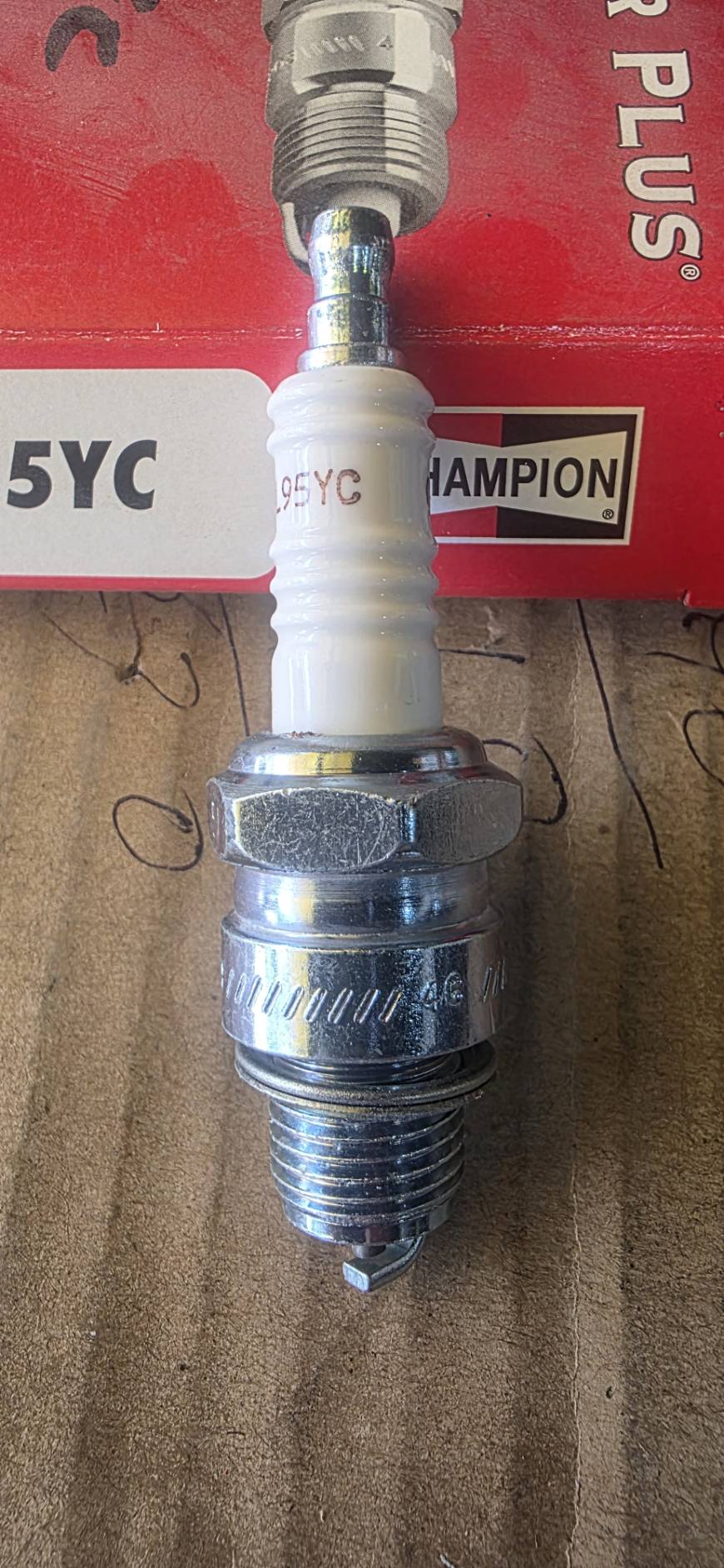 หัวเทียน L95Y CHAMPION เกลียวกลาง ( เหมาะสำหรับรถ Vespa รุ่นเก่า ) บ็อก NO 21 ราคาตัวละ [ ระยะการใช้งาน 25000 - 30000 กม. ]