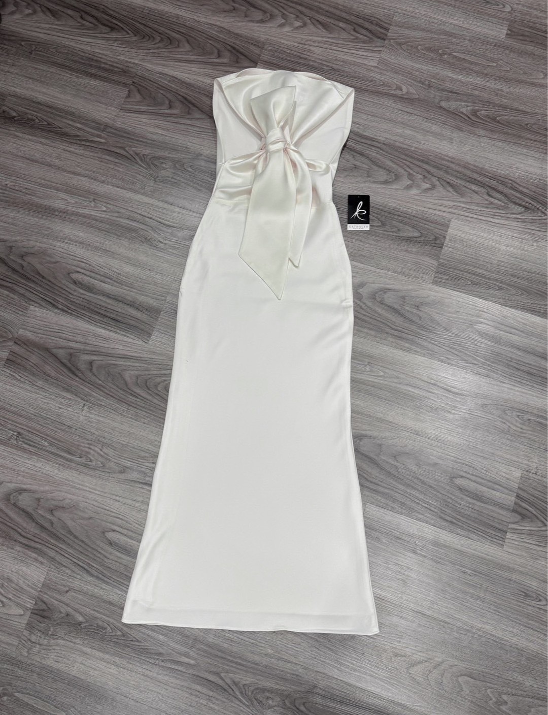 Tag : KATHALYN Detail : เดรสกระโปรงยาวแขนกุด ทรงพอดีตัวใส่กำลังสวย ผ้าดีเนื้อสวยหรูหราใส่ออกงานเข้าสังคมได้ สีสวยขับผิวใส่ได้ทุกโอกาสพิเศษ ด้านหลังแต่งโบว์ผูกได้ตามต้องการ พอผูกแล้วทำให้เว้าหลังเล็กน้อยกำลังสวย ปลายกระโปรงพลิ้วเล็กน้อย ความยาวกระโปรงกำลัง