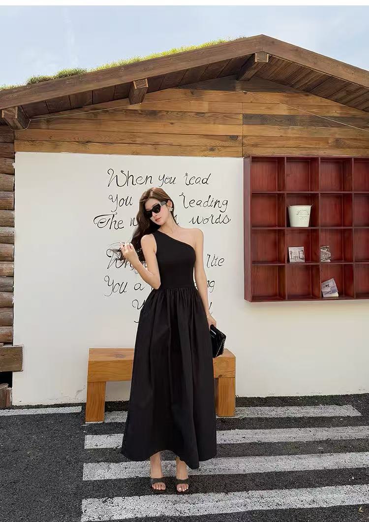 เดรสไหล่เดียวตัวยาวสีดำก้านบนเป็นผ้ายืดใส่เข้ารูปตามรูปต่อกระโปรงบานพองตัวยาว สวย หรู old money มากๆค่า ต้องมีเลยค่า