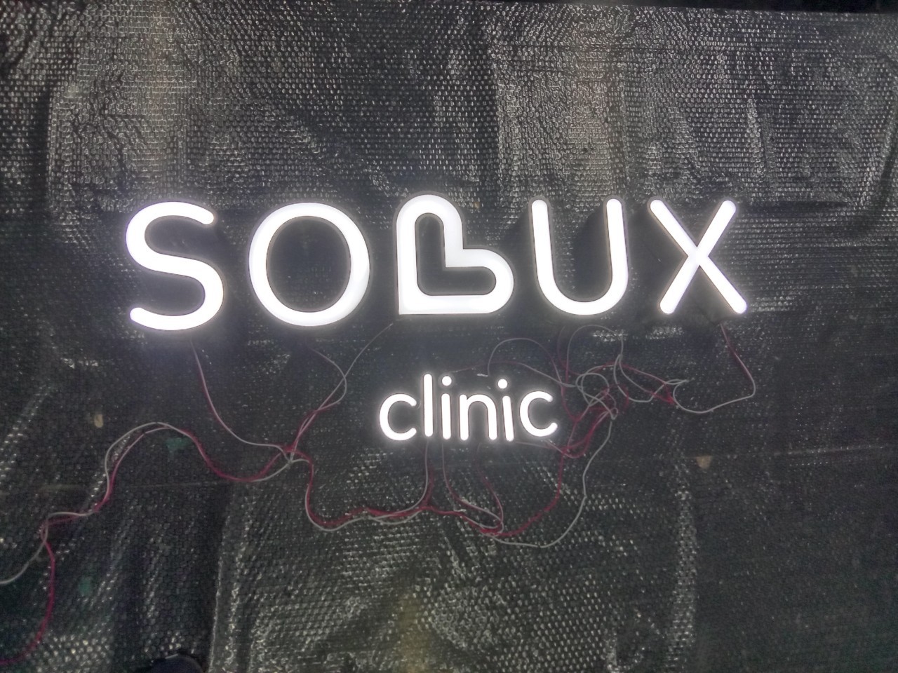 ป้ายไฟออกหน้า Solux Clinic