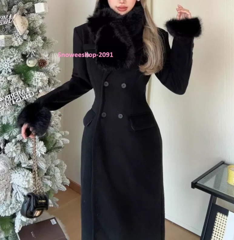 ลุคคุณหนู…ไม่ต้องพยายามเยอะ แค่ใส่โค้ทตัวนี้ก็ แพงขึ้น 3 เลเวล ทันที ทรงเฮปเบิร์นสุดคลาสสิค ทรงเข้ารูป เอวสวย หรูแบบเรียบแต่ดูดี มี 3 สีโทนไฮเอนด์