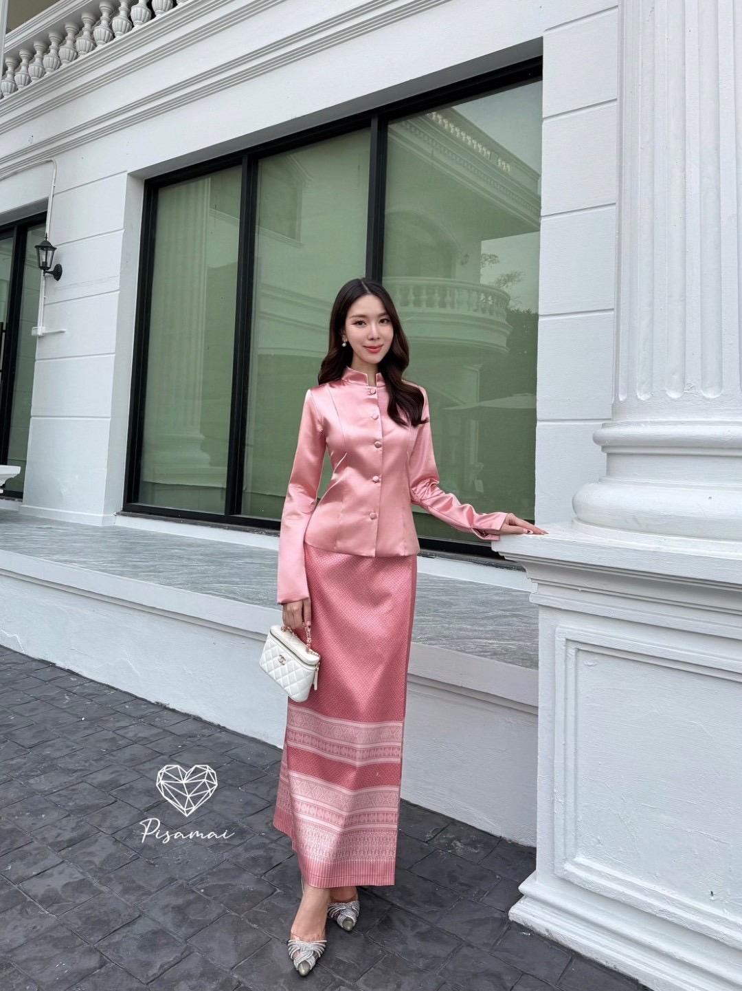 เซ็ตชุดไทยจิตรดาแขนยาวสีชมพูมาคู่กับผ้าถุงลายไทย ฟินนาเล่มากค่ารุ่นนี้ ราคาดีมากกกกกกค่า รุ่นนี้ผ้าดีใส่สวย ฟูฟ่อง เป็นทรง ถ่ายรูปดีมาก ปังปุริเย้แน่นอนค่า ห้ามพลาดเลย