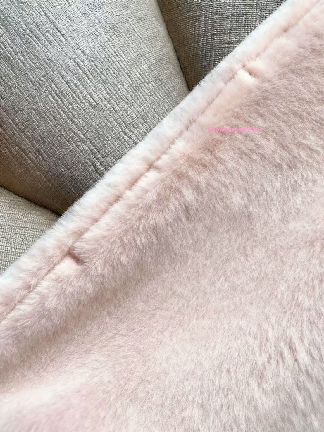 ผ้านุ่มนิ่มมาก ใส่สบายไม่คัน โค้ทขนเฟอร์ตัวนี้คือ ของมันต้องมี สำหรับทริปหน้าหนาว ซับในหนา อบอุ่นจริง ใส่เที่ยวยุโรป เกาหลี ญี่ปุ่น เอาอยู่ มีให้เลือก 4 สีแบบผู้ดีทุกสี