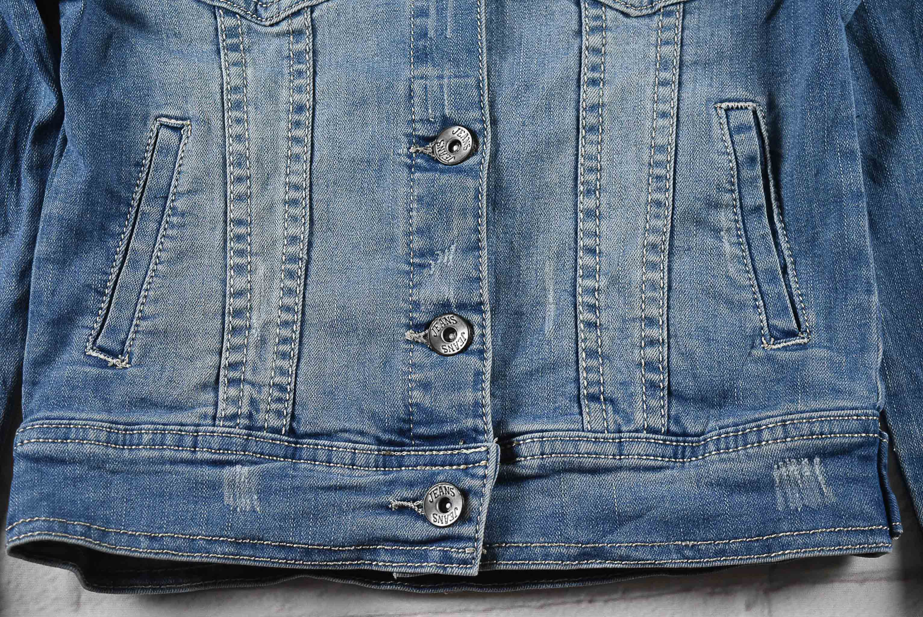 SKINNY LIP อกจริง 28 ไซส์ 120 เสื้อแจ็คเก็ตยีนส์ แขนยาว เด็กชายหญิง สีฟอกซีด เนื้อผ้านุ่ม สภาพดีมาก ผ้ายืด มีกระเป๋าข้าง