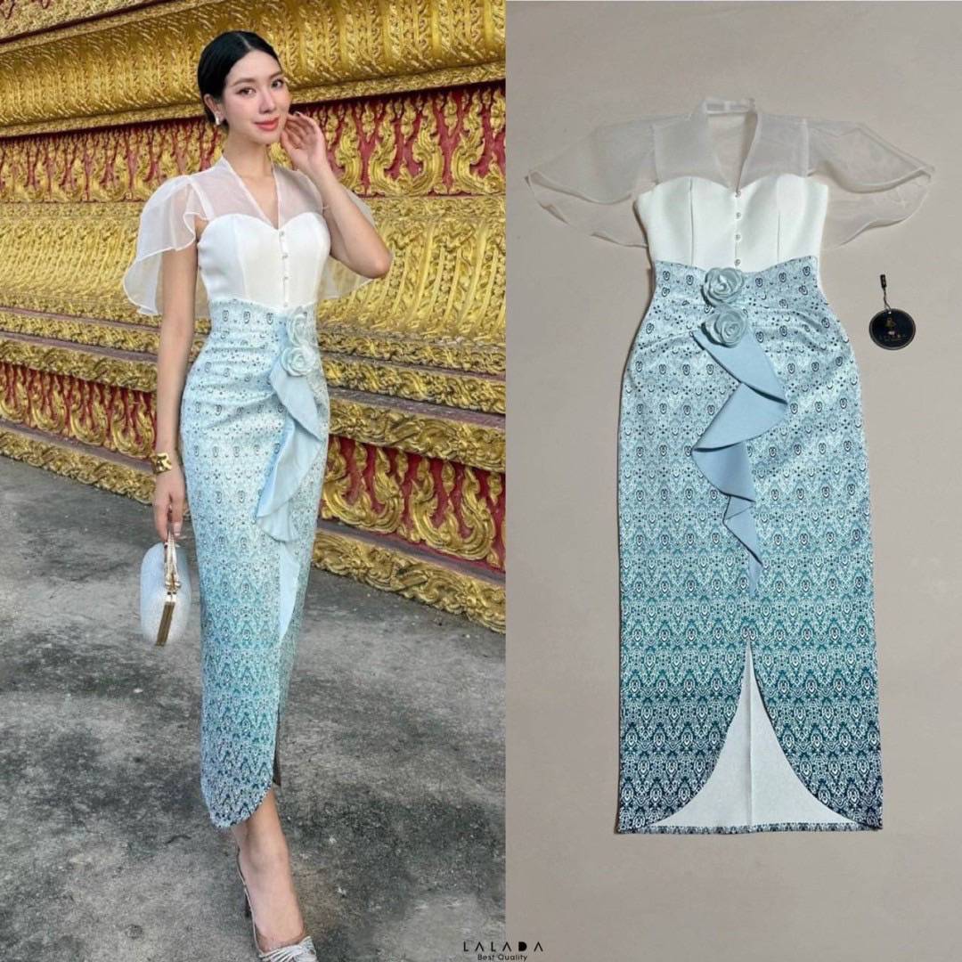 set 2 ชิ้นเสื้อสีขาวกระดุมหน้า ตัดเย็บอย่างดีมีซับใน + กระโปรงผ้าถุงสำเร็จทรงเอวสูง ผ้าพิมพ์ลาย แต่งระบายด้านหน้า+ เข็มกลัดดอกไม้ 2 ชิ้นติดได้ตามต้องการ