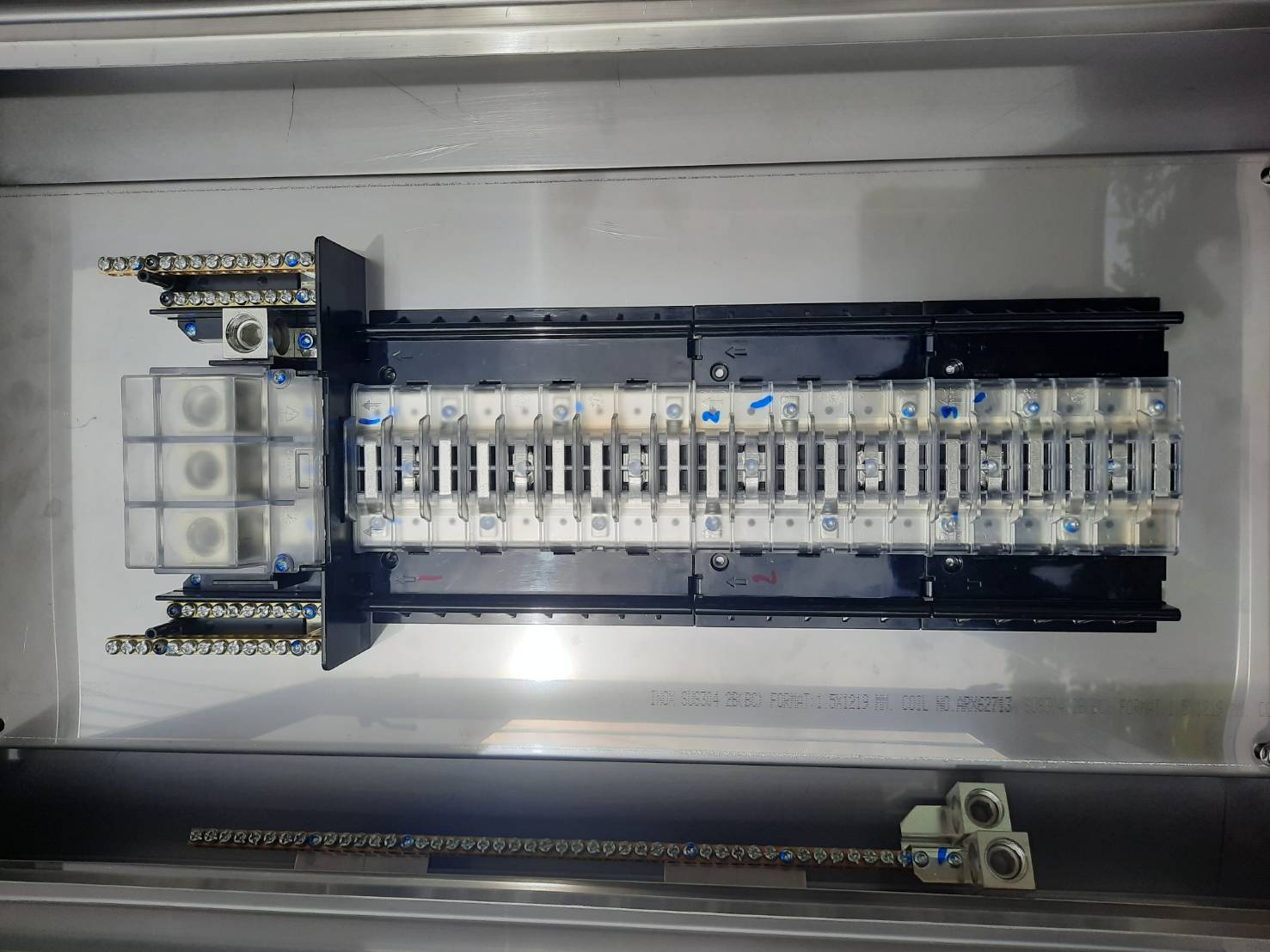 Main LUG 250A ตู้สแตนเลส 304 มีหลังคาสโลป W450xH800xD152mm. (42ช่อง)