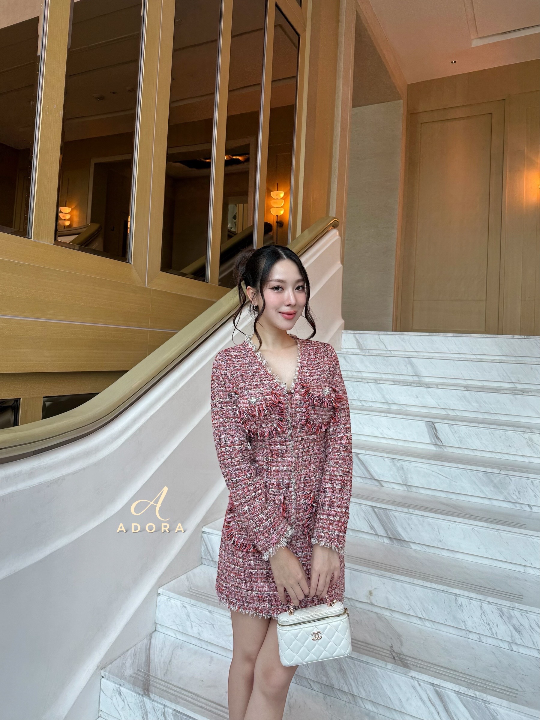 เดรสดีไซน์คอวี แขนยาว แต่งดีเทลช่วงแขน ตัวเดรส ใช้ผ้าเนื้อผ้าทวิตชาแนล มีเทจเจอร์ในตัว เนื้อผ้าเกรดพรีเมี่ยมทั้งตัว เนื้อผ้ามีคุณภาพ ใส่แล้วเก็บทรงดูหุ่นเพรียว แต่งดีเทลกระเป๋า งานมีซับใน งานซิปหลัง สาวๆใส่ออกงาน หรือ ใส่ทำงาน มีติดตู้ไว้ ได้ใช้หลายโอกาสเ