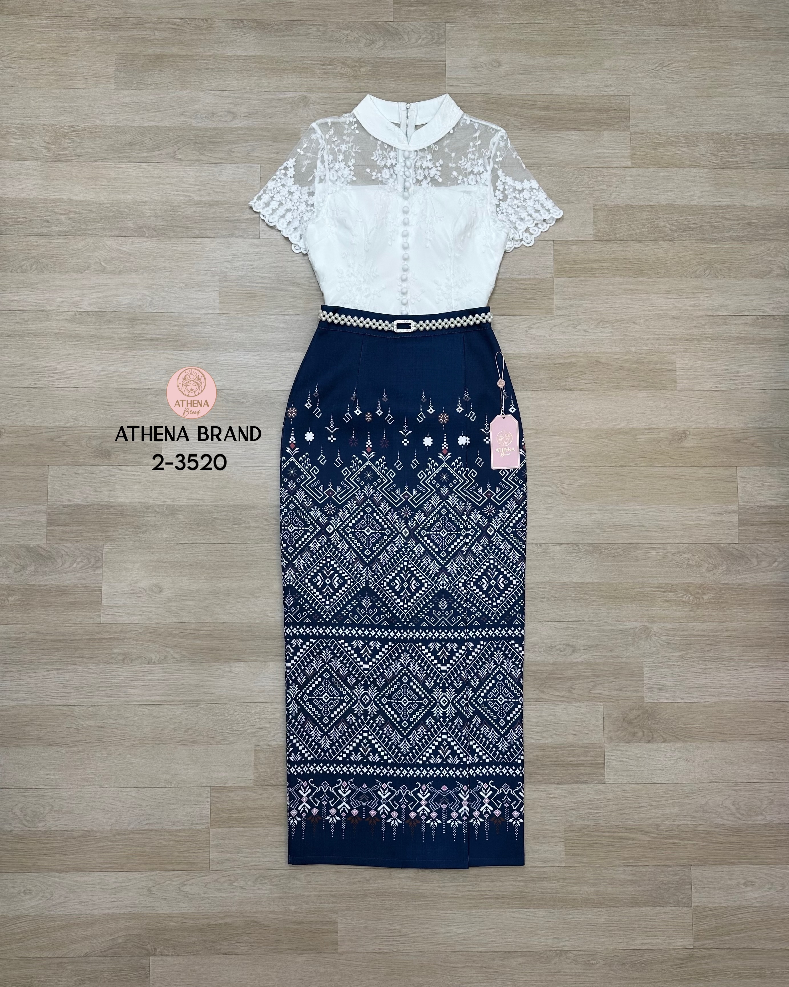 ag 🔖 :Athena (อธีน่า) Brand Detail :: เสื้อ+กระโปรง+เข็มขัด Set 3 ชิ้น เสื้อลูกไม้คอปีนดีไซน์ด้านหน้าแต่งกระดุมเรียงหลอก หน้าอกเสริมฟองน้ำจัดทรงสวย มีซับใน สวมใส่แบบซิปด้านหลัง แมตช์มาคู่กับกระโปรงพิมพ์ลายป้ายทบคล้ายงานผ้าซิ่นป้ายสำเร็จทรงเข้ารูป