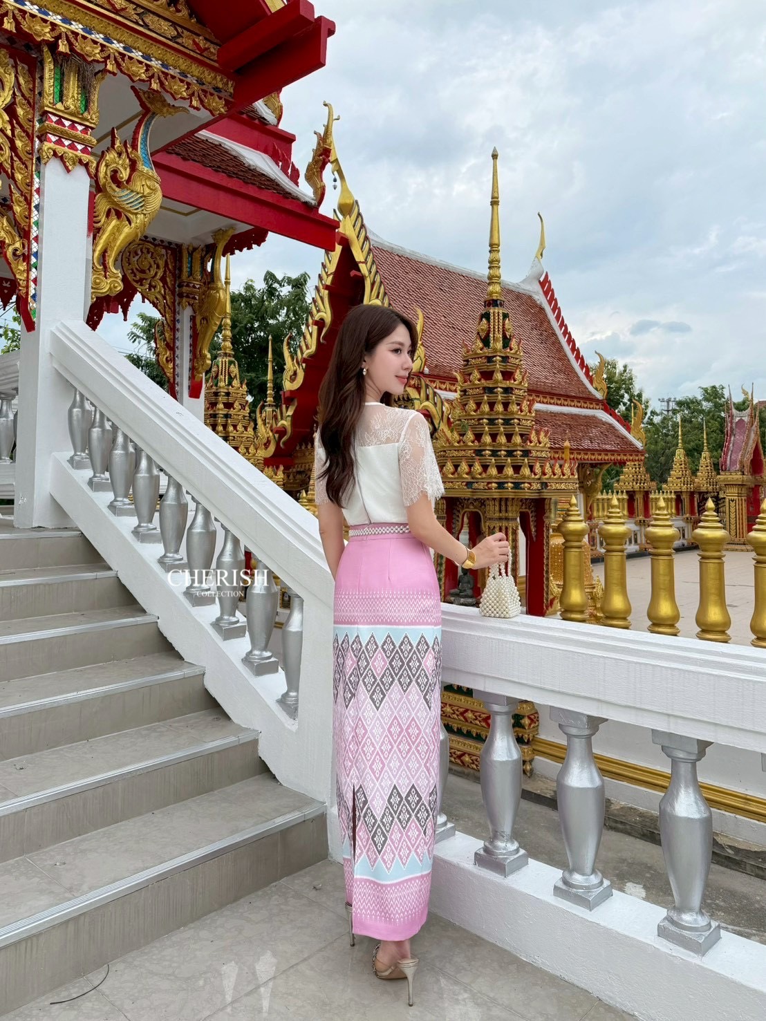 ชุดไทย ตัวเสื้อลูกไม้คอวีตกแต่งกระดุมตรงกลางซับในเกาะอกครึ่งตัว ผ้าถุงเอวสูงลายไทยซิบหลัง มีซับในกันโป๊อย่างดี มาพร้อมเข็ดขัดมุก จะใส่เข้าพิธีสำคัญ งานบุญ งานมงคลสมรส จะไปงานไหนรับรองเด่นสุดๆเลยค่า
