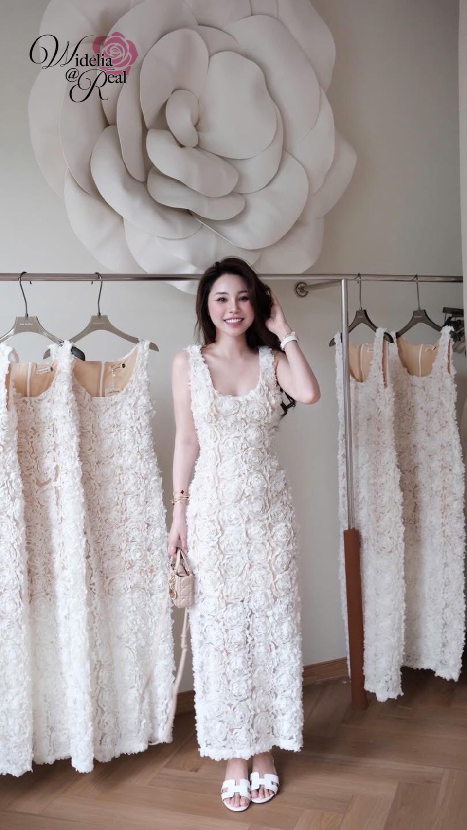 Maxi dress แม็กซี่เดรสตัวยาว แขนกุด ทรงเข้ารูป ซิปหลัง ผ่าหลัง เนื้อผ้าลูกไม้ป๊อปอัพ ชุดนี้ผ้าดีและสวยมากๆ งานคัตติ้งเนี๊ยบมาก ทรงสวยมาก งานคือเป๊ะค่ะ รับรองใส่ออกมาไม่ผิดหวังการันตีให้เลย บอกเลยห้ามพลาดเด็ดขาด งานดีงานสวยแน่นอน