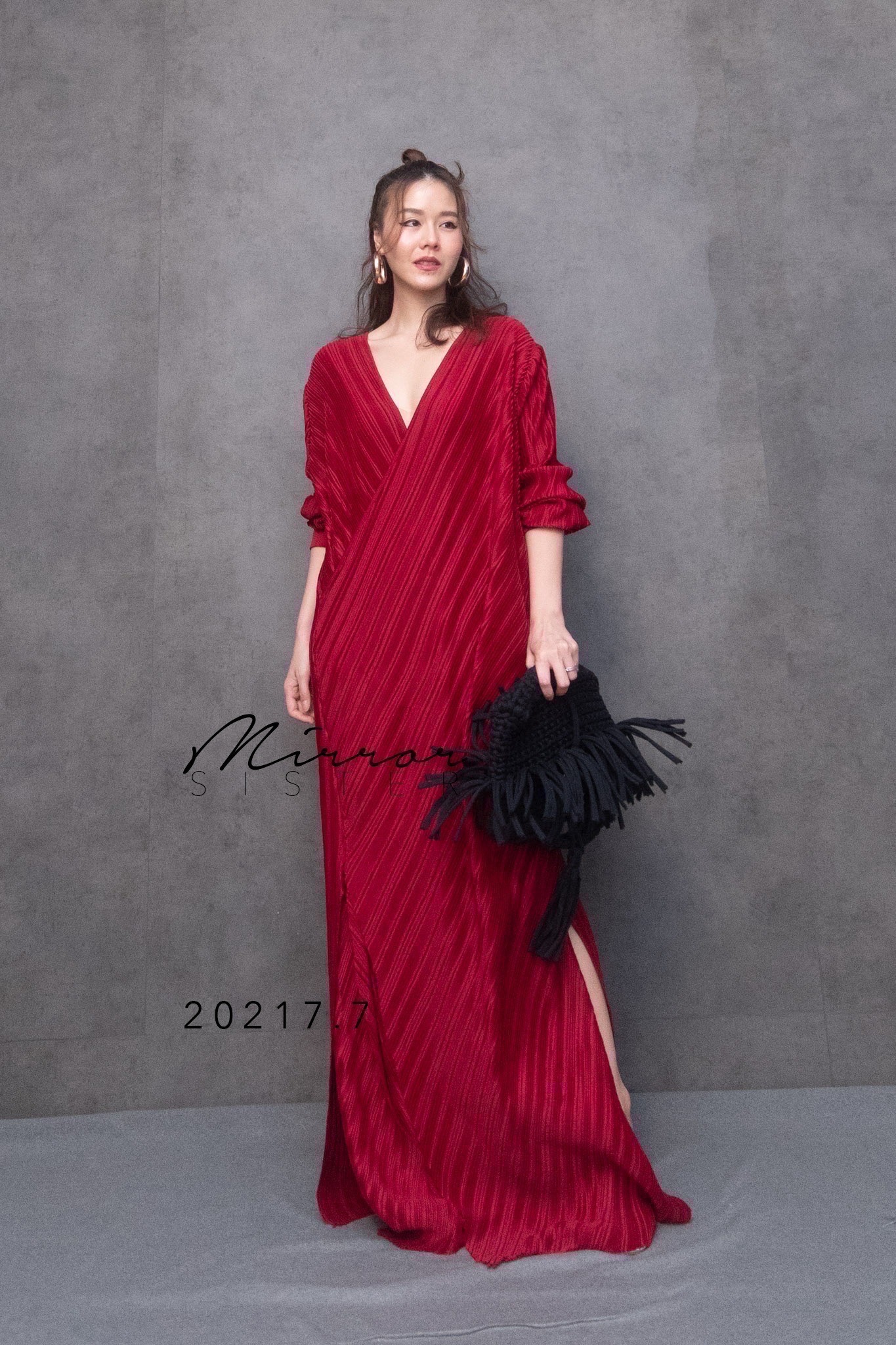 MiRRoRSiSTER’s SoNAR PLeaT DReSS•• แมกซี่เดรสพลีทตัวยาวววว...ดีไซน์สวยหรู ช่วงอกไขว้ทับกันอย่างเก๋ ช่วงตัวปล่อยยาวผ่าด้านข้าง เนื้อผ้าอัดพลีทอย่างดียืดหยุ่นได้เยอะ โทนสีสวย ใส่ออกงานโดดเด่น เฉิดฉายแน่นอน