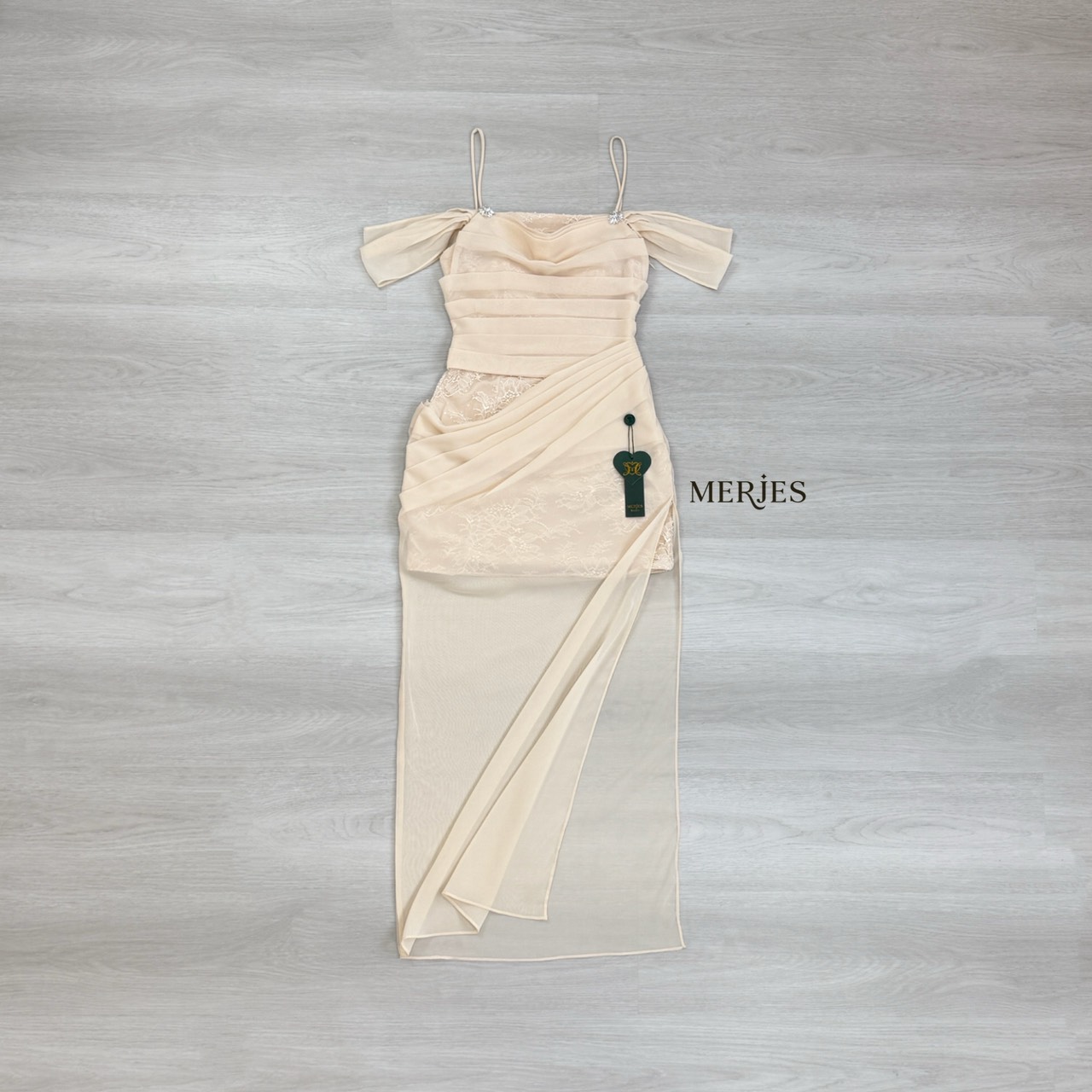 เดรสยาวสีครีมสายเดี่ยวแต่งแขนข้างมีกระดุมเพชรติดสายสองข้างดีเทลผ้าด้านในเป็นเดรสสั้นผ้าลูกไม้ปักเลื่อมทรงเข้ารูปด้านนอกเย็บด้วยผ้าพริ้วสีครีมเนื้อดีมากอกมีฟองน้ำเสริม กระโปรงผ่าช่วงข้างใส่สวยมาก ใครหาชุดออกงานอยู่แนะนำเลยคะ