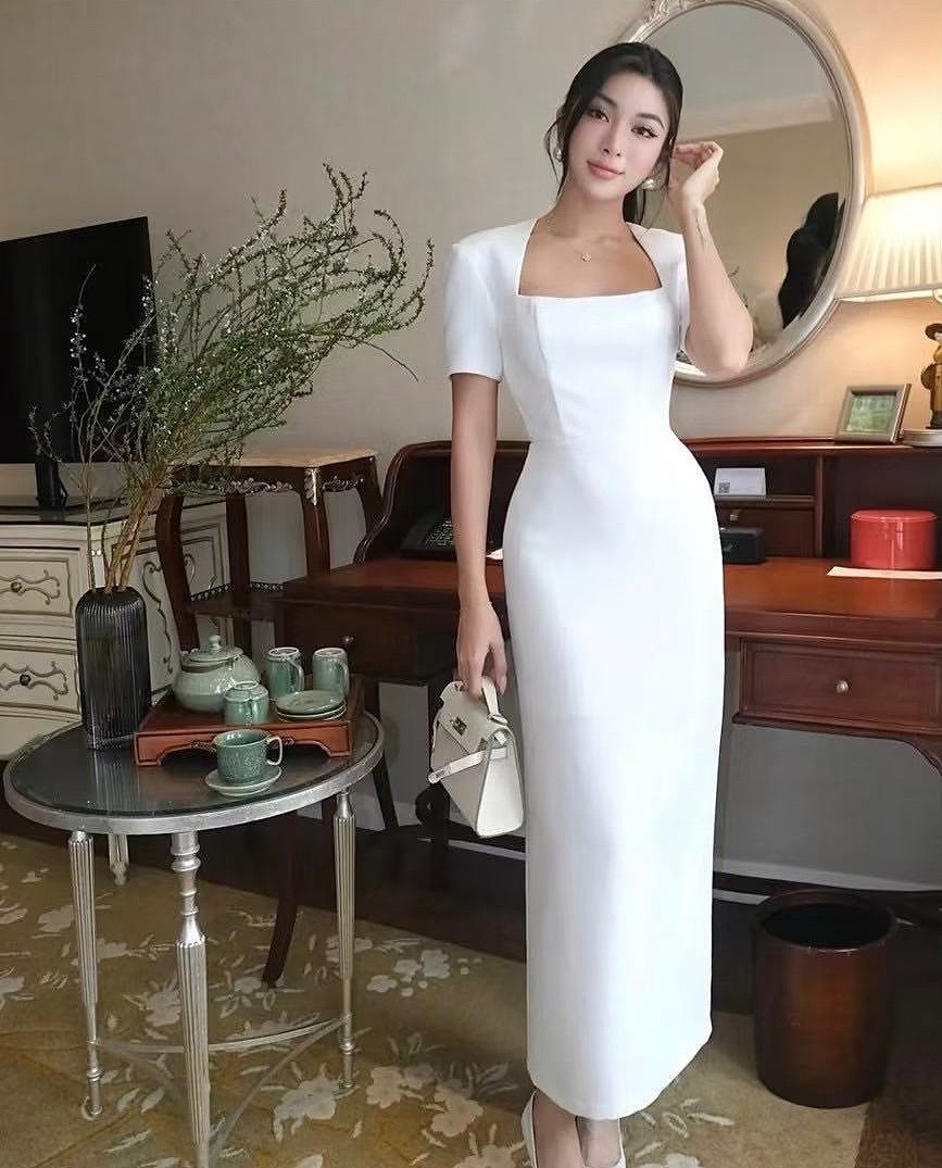 เดรสตัวยาวสีขาวทรงสอบยาวผ่าหลัง ราชนิกูล ดูแพงสุดๆ ใส่vacayถ่ายรูปกับแก๊งค์เพื่อนๆไม่มีผิดหวังเลยค่า ห้ามพลาดเลยน้าตัวนี้