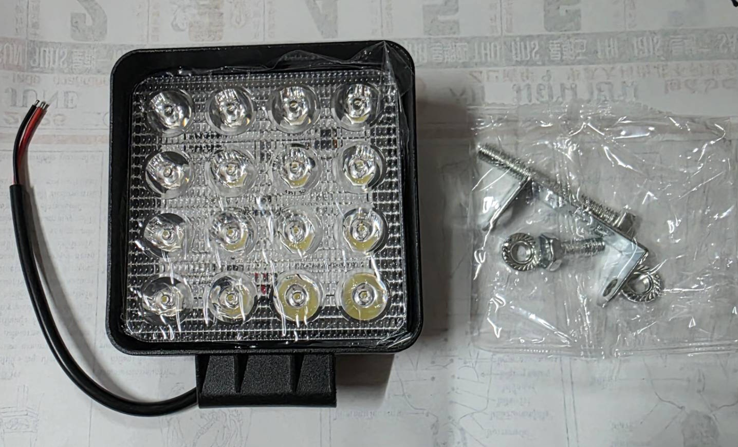 LED สปอร์ตไลท์ รถยนต์ สี่เหลี่ยม 10 x 10 เซนติเมตร แสงสีขาว 16 เม็ด ใช้ได้ทั้ง 12v และ 24v ( ความสว่าง 5000k ) ราคา ดวงละ