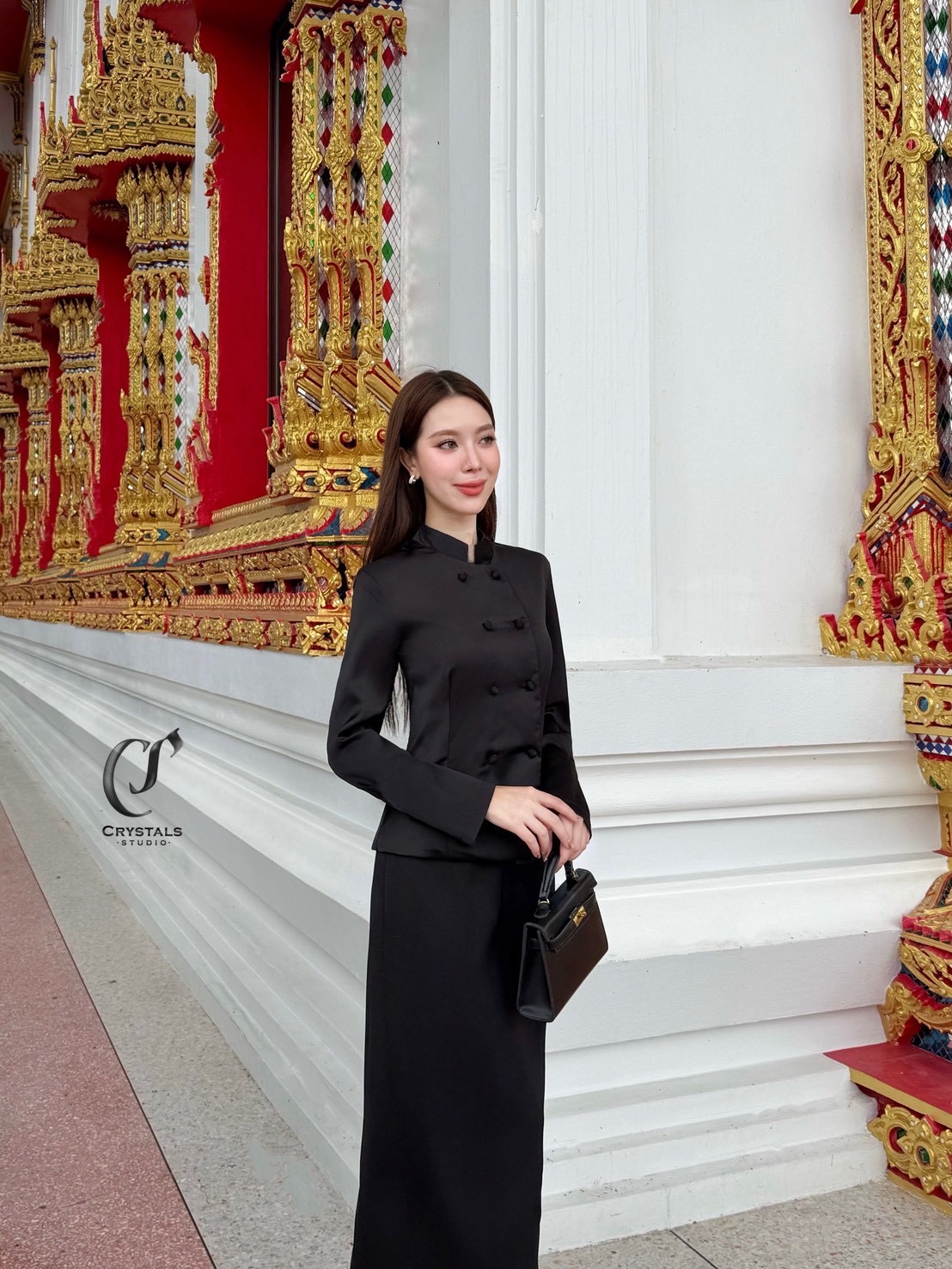 งานชุดไทยสีดำจิตรลดา เนื้อผ้าซาติน ดีไซน์กระดุมคู่ ช่วงคอดีไซน์ทรงคอจีนเสริมความสง่า ทรงสุภาพ มาพร้อมกับกระโปรงผ้าหลัง เสริมความคล่องตัวในการเดิน เหมาะสำหรับใส่ร่วมงานพิธีทางการ